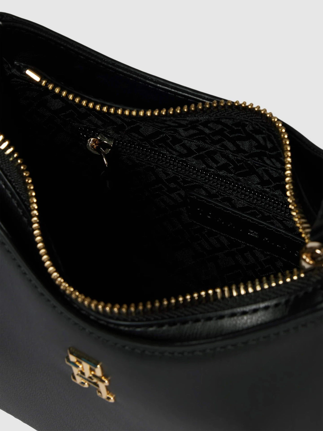 Сумки Tommy Hilfiger модель AW0AW16079-BDS Сумки Tommy Hilfiger модель AW0AW16079-BDS Фото