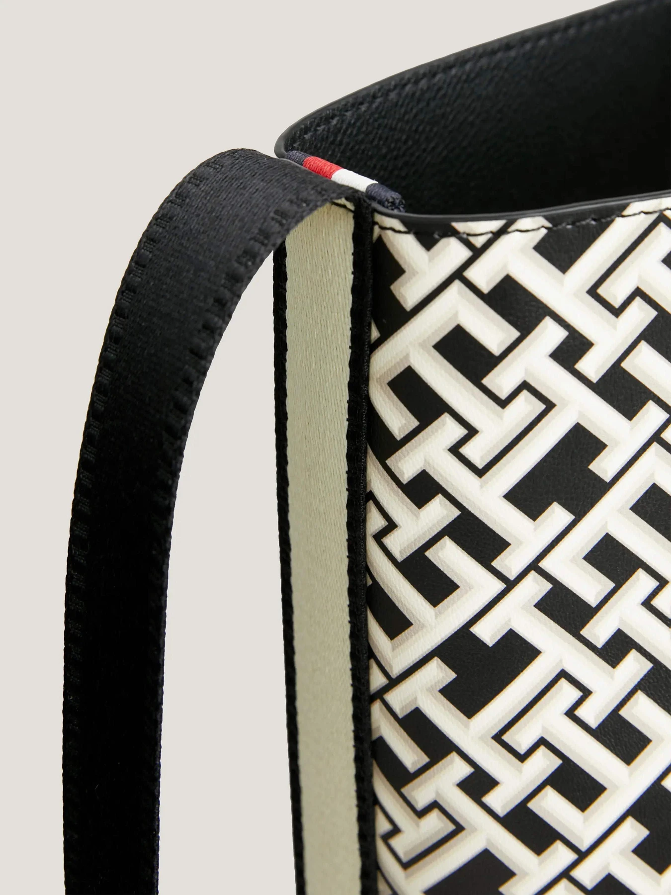 Сумки Tommy Hilfiger модель AW0AW16082-BDS Фото