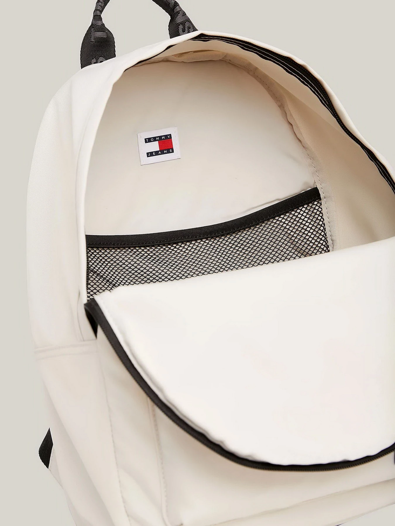 Рюкзаки Tommy Hilfiger модель AW0AW15816-ACG Рюкзаки Tommy Hilfiger модель AW0AW15816-ACG Фото