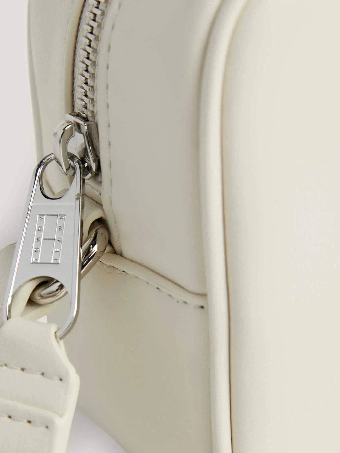 Сумки Tommy Hilfiger модель AW0AW15828-ACG Сумки Tommy Hilfiger модель AW0AW15828-ACG Фото
