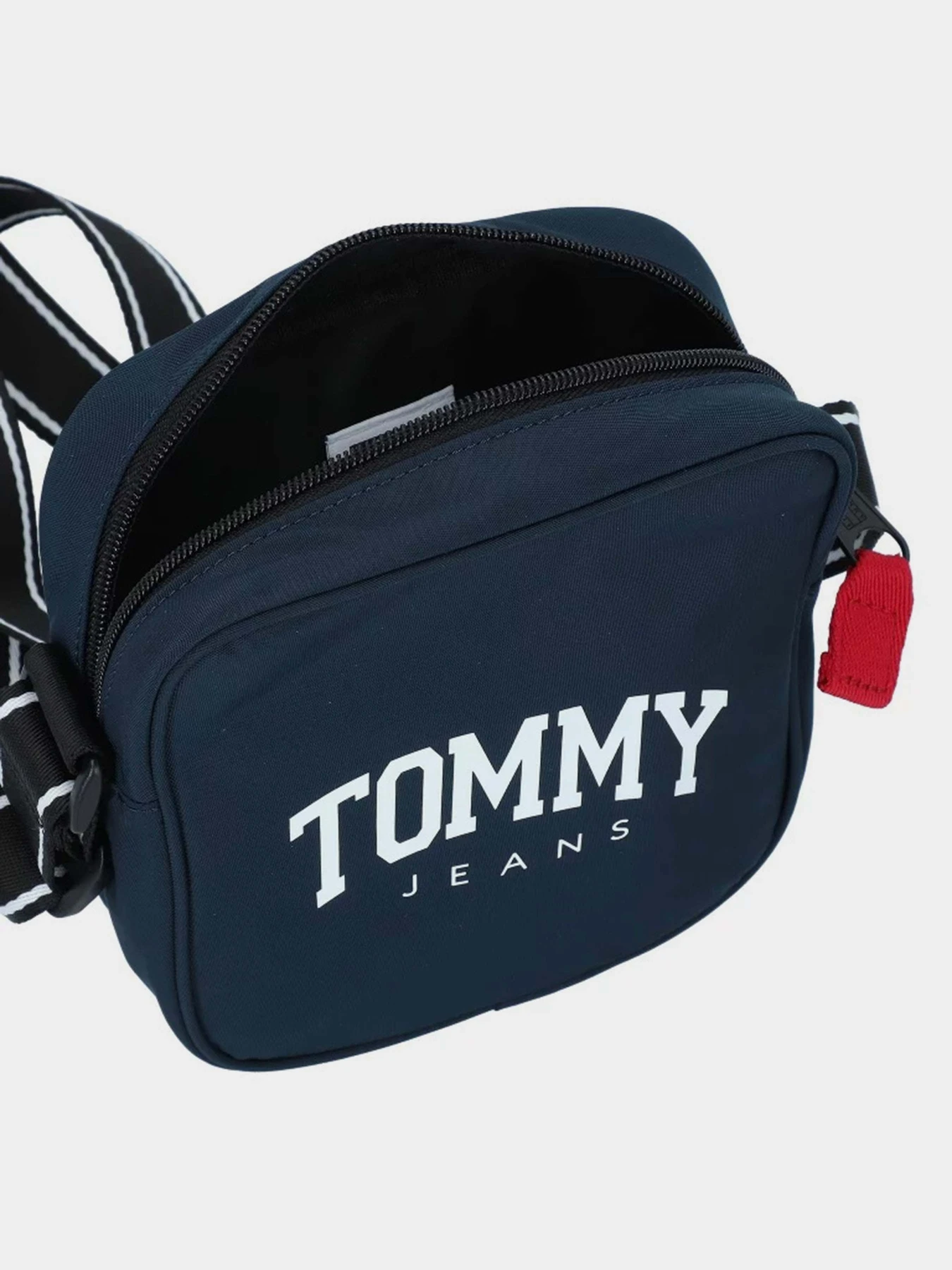 Сумки Tommy Hilfiger модель AM0AM12132-C1G Сумки Tommy Hilfiger модель AM0AM12132-C1G Фото
