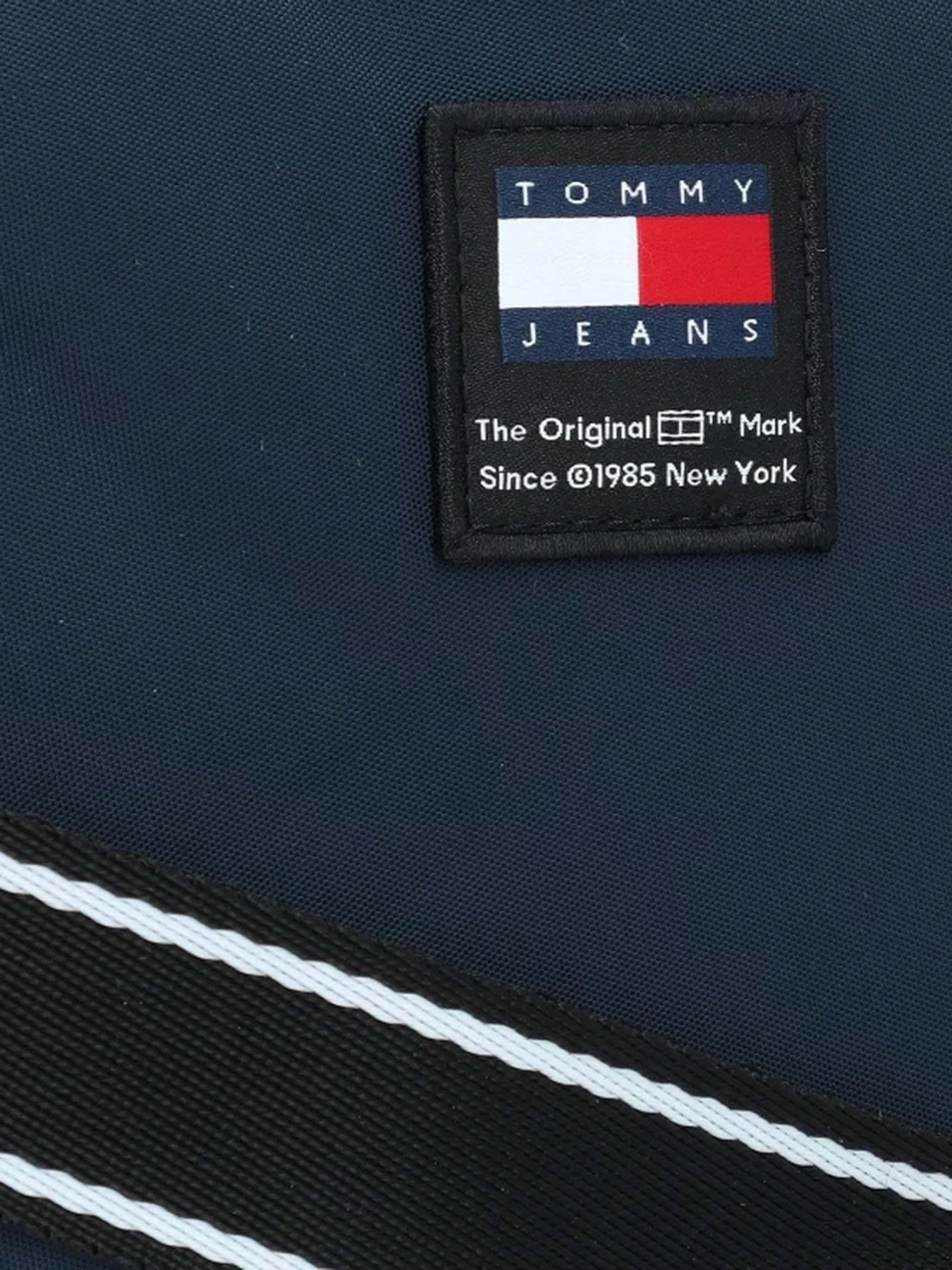 Сумки Tommy Hilfiger модель AM0AM12132-C1G Сумки Tommy Hilfiger модель AM0AM12132-C1G Фото