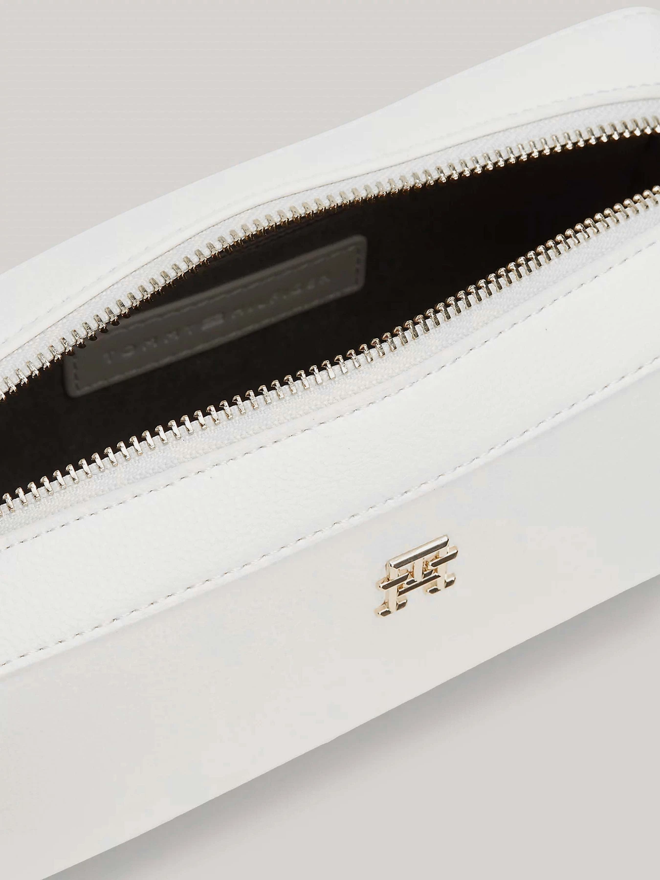 Сумки Tommy Hilfiger модель AW0AW15707-YBL Сумки Tommy Hilfiger модель AW0AW15707-YBL Фото