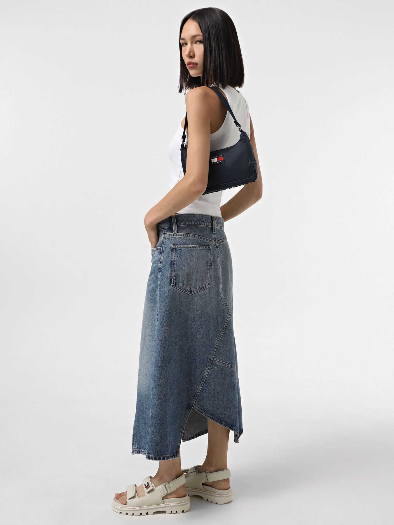 Сумки Tommy Hilfiger модель AW0AW15949-C1G Сумки Tommy Hilfiger модель AW0AW15949-C1G Фото