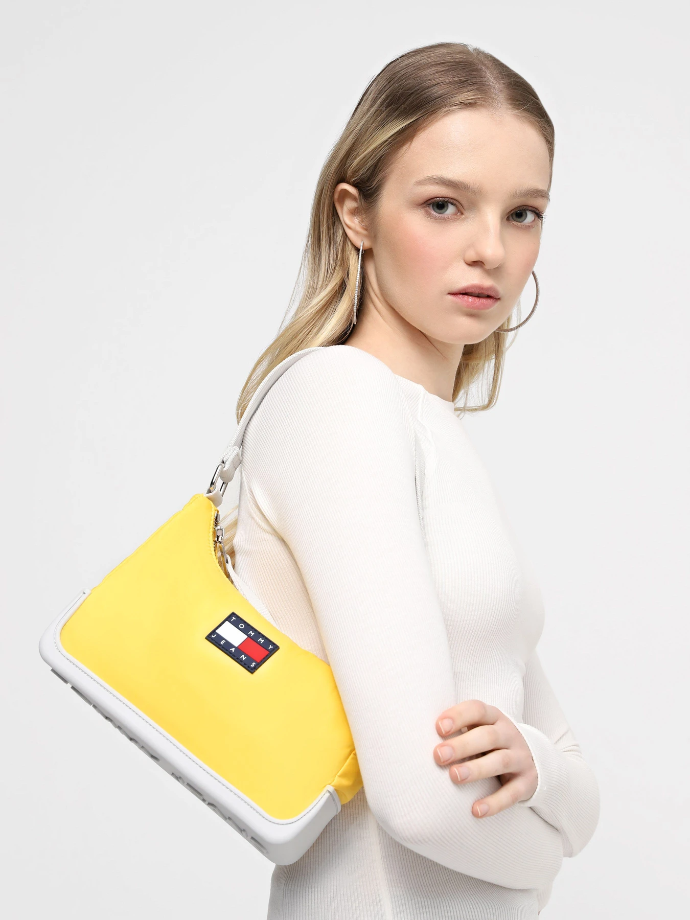 Сумки Tommy Hilfiger модель AW0AW15949-ZFM Сумки Tommy Hilfiger модель AW0AW15949-ZFM Фото