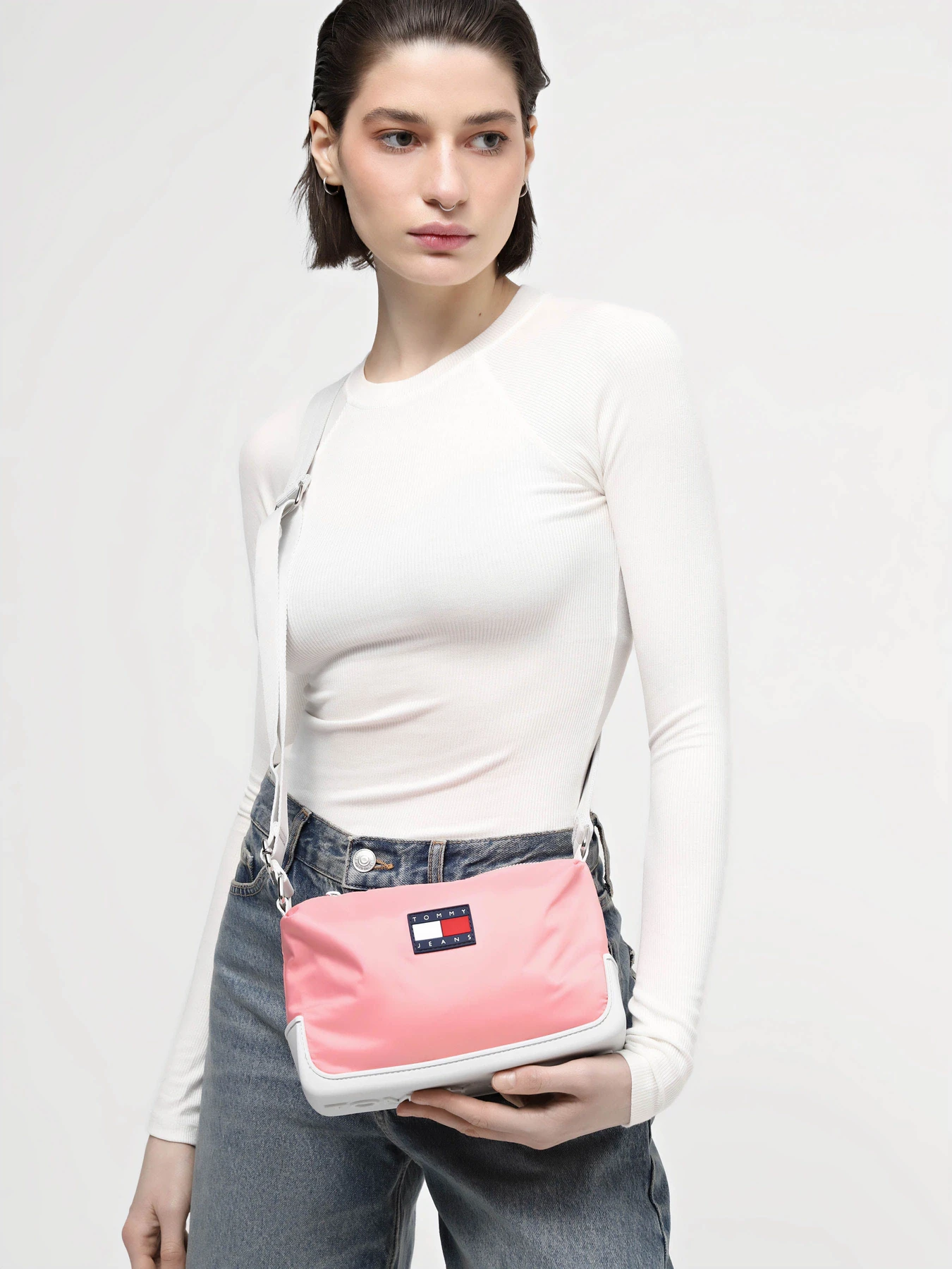 Сумки Tommy Hilfiger модель AW0AW15950-TIC Сумки Tommy Hilfiger модель AW0AW15950-TIC Фото