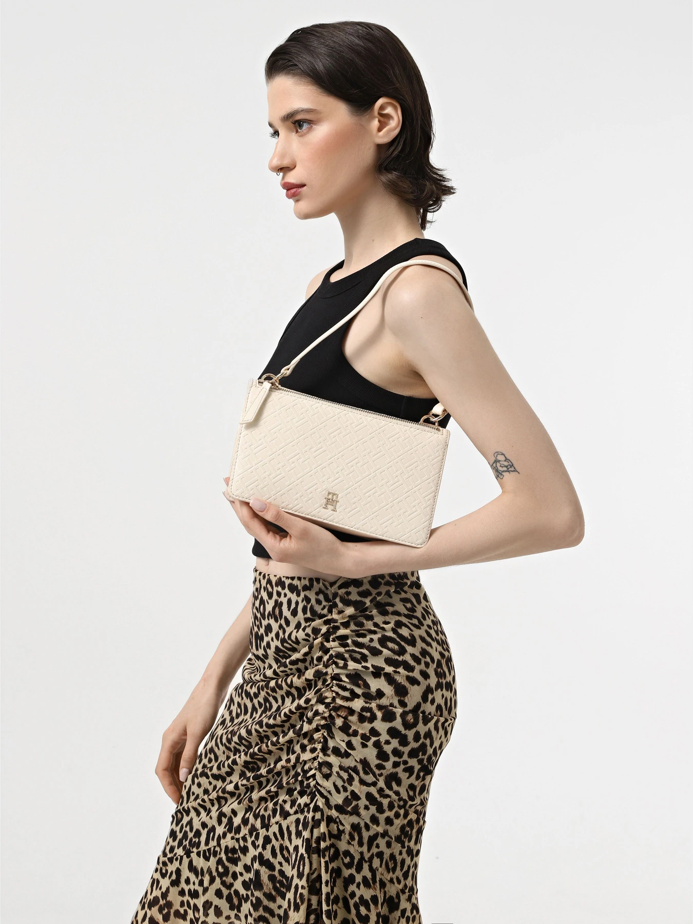 Сумки Tommy Hilfiger модель AW0AW15975-AEF Сумки Tommy Hilfiger модель AW0AW15975-AEF Фото