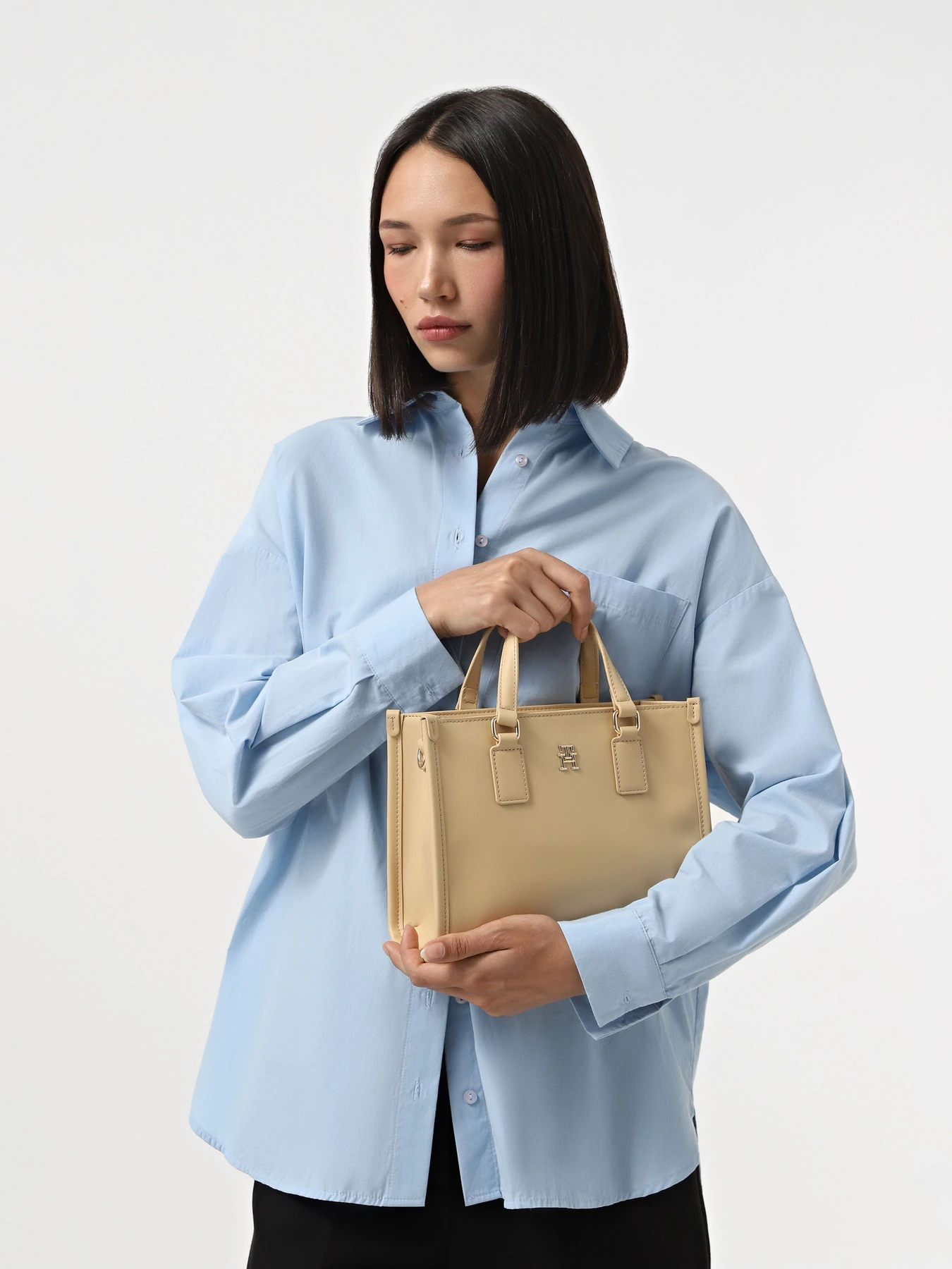 Сумки Tommy Hilfiger модель AW0AW15977-ACR Сумки Tommy Hilfiger модель AW0AW15977-ACR Фото