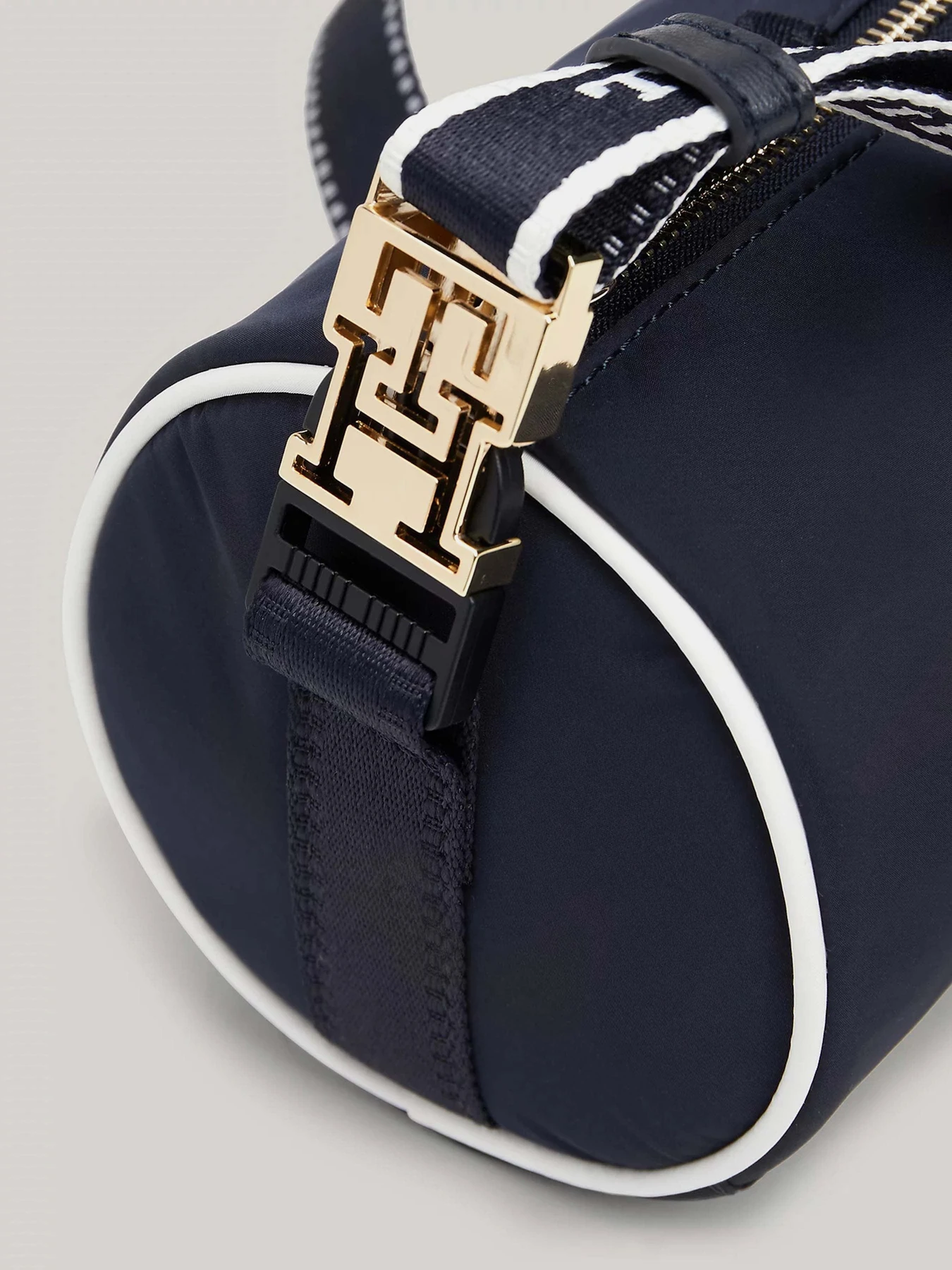 Сумки Tommy Hilfiger модель AW0AW15979-DW6 Сумки Tommy Hilfiger модель AW0AW15979-DW6 Фото