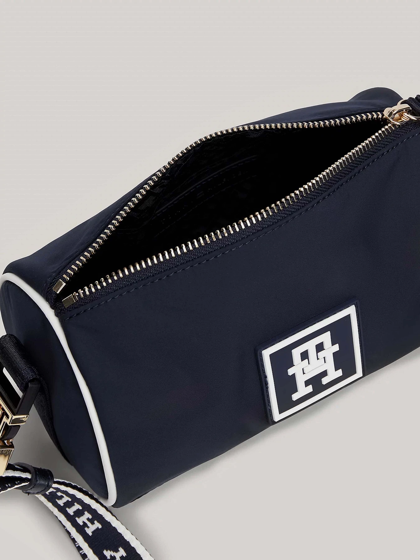 Сумки Tommy Hilfiger модель AW0AW15979-DW6 Сумки Tommy Hilfiger модель AW0AW15979-DW6 Фото