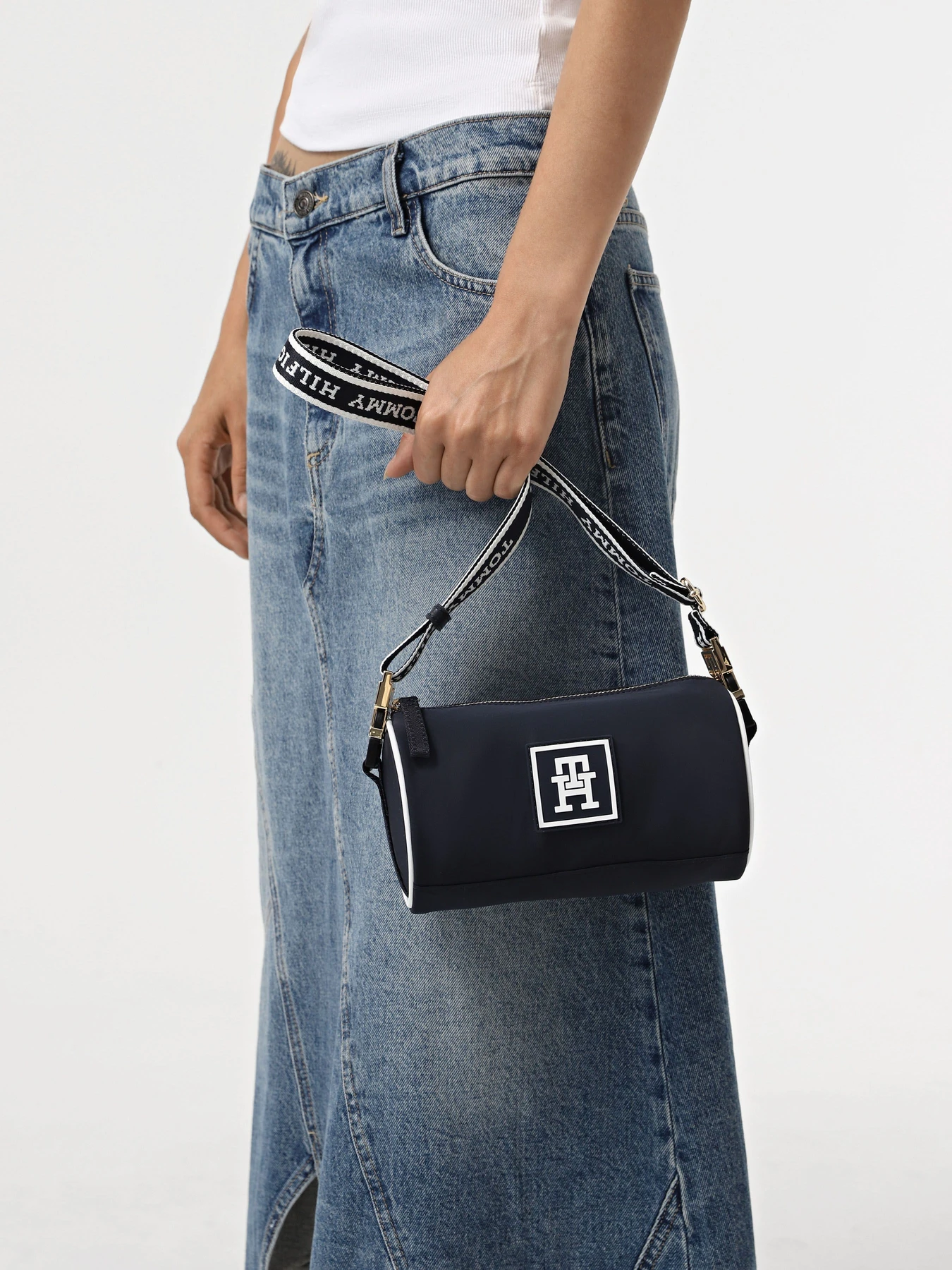 Сумки Tommy Hilfiger модель AW0AW15979-DW6 Сумки Tommy Hilfiger модель AW0AW15979-DW6 Фото