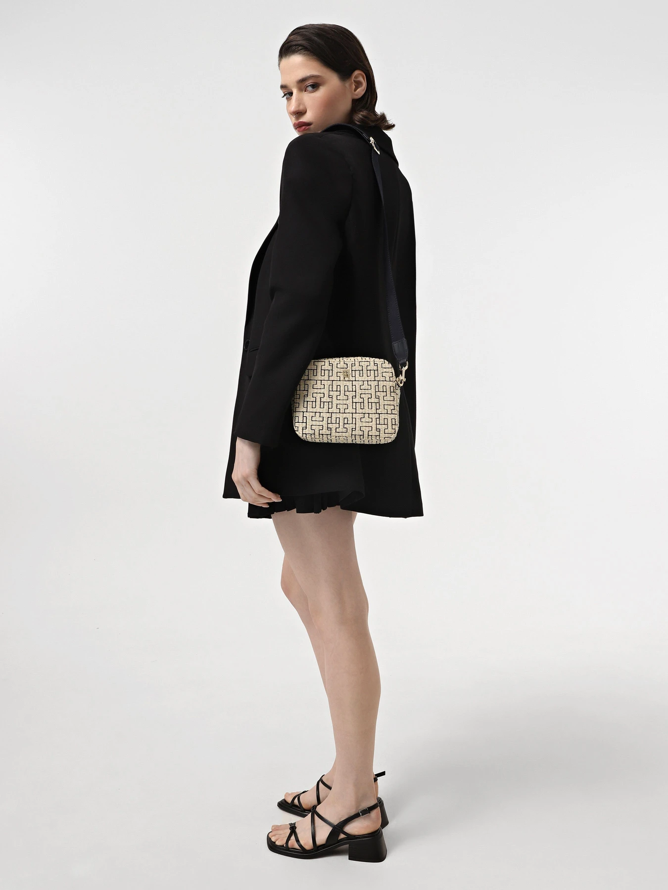 Сумки Tommy Hilfiger модель AW0AW16149-DW6 Сумки Tommy Hilfiger модель AW0AW16149-DW6 Фото