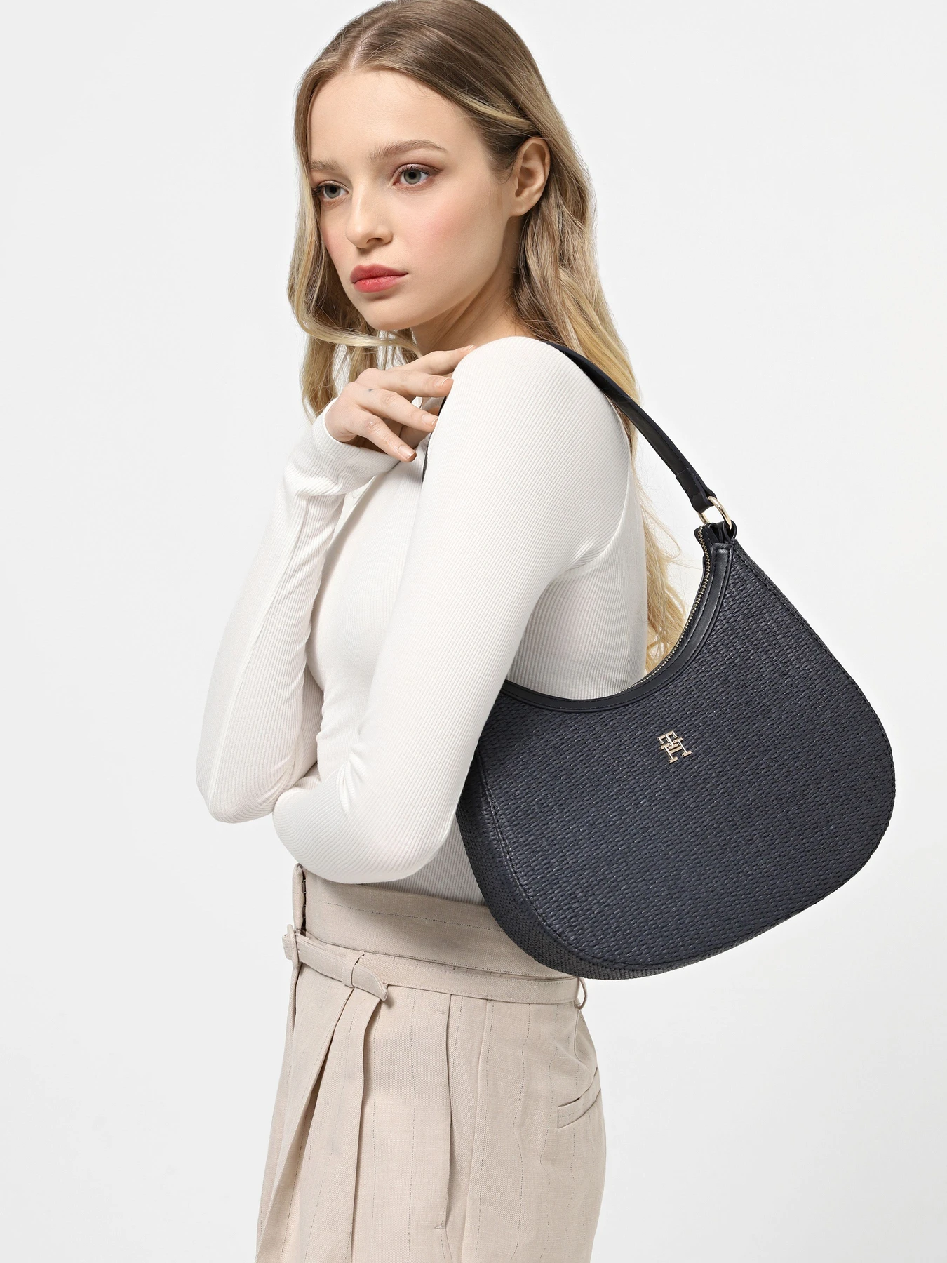 Сумки Tommy Hilfiger модель AW0AW17003-DW6 Сумки Tommy Hilfiger модель AW0AW17003-DW6 Фото