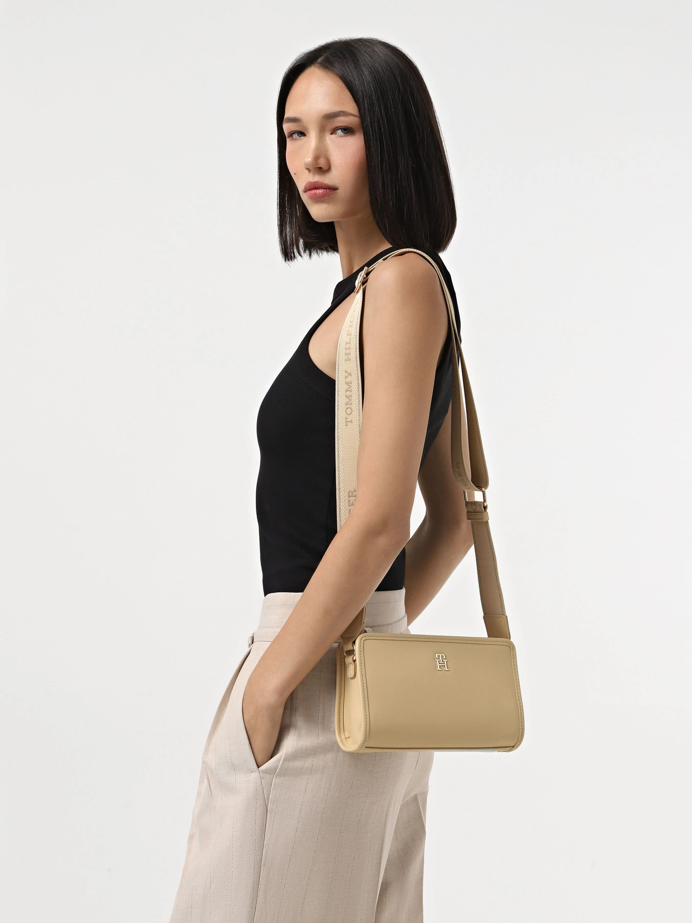 Сумки Tommy Hilfiger модель AW0AW16163-ACR Сумки Tommy Hilfiger модель AW0AW16163-ACR Фото