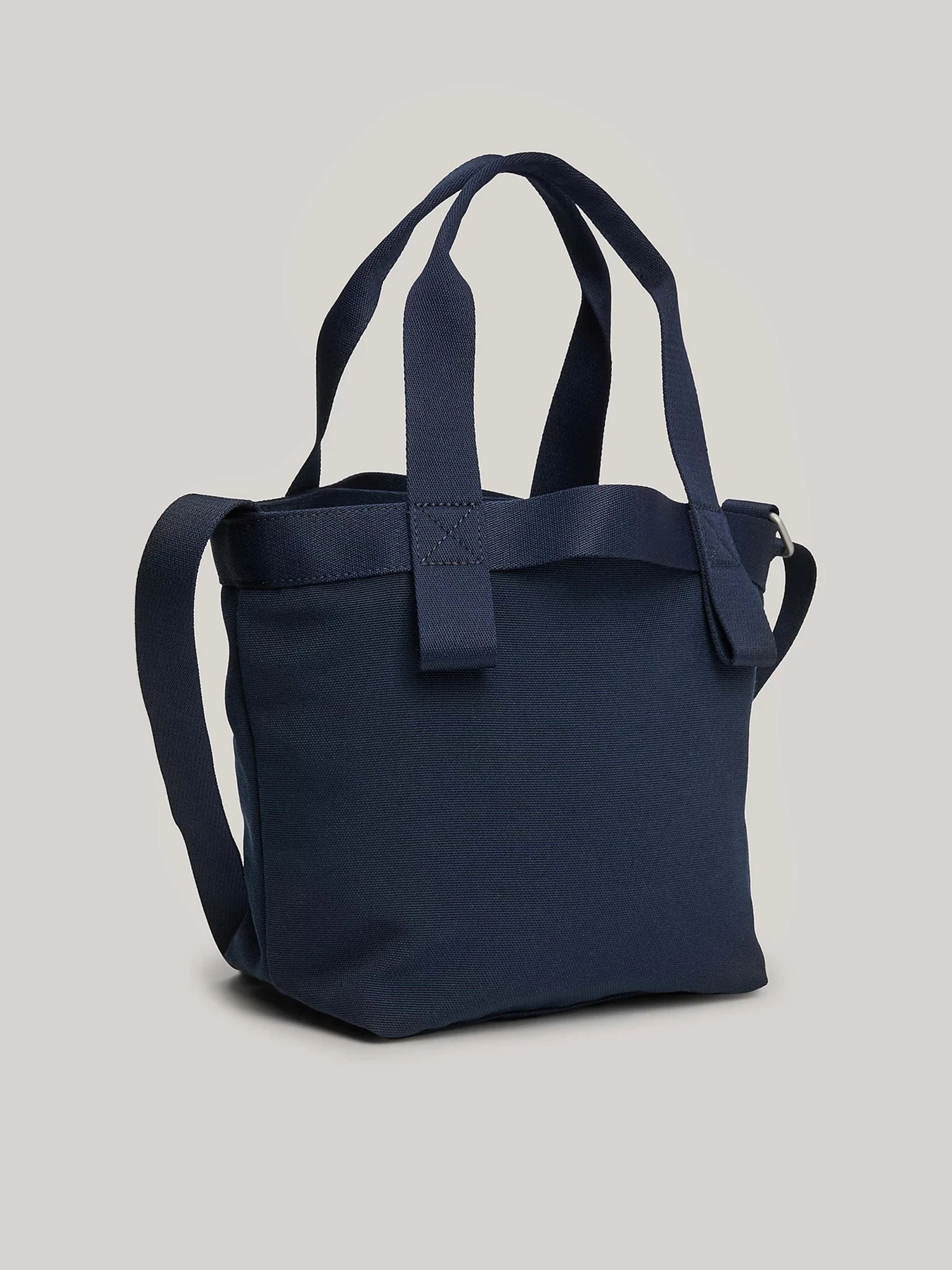 Сумки Tommy Hilfiger модель AW0AW16217-C1G Сумки Tommy Hilfiger модель AW0AW16217-C1G Фото