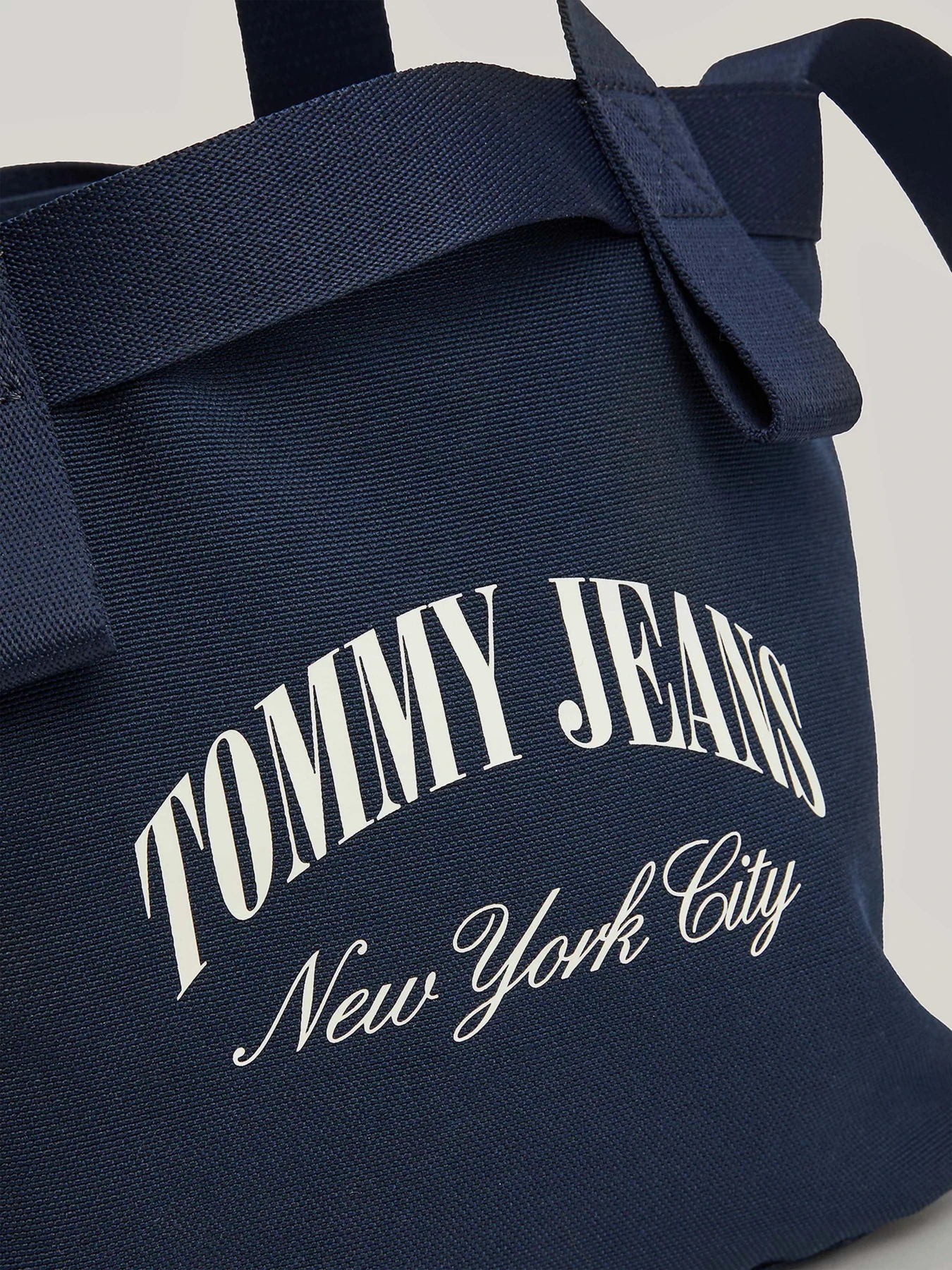 Сумки Tommy Hilfiger модель AW0AW16217-C1G Сумки Tommy Hilfiger модель AW0AW16217-C1G Фото