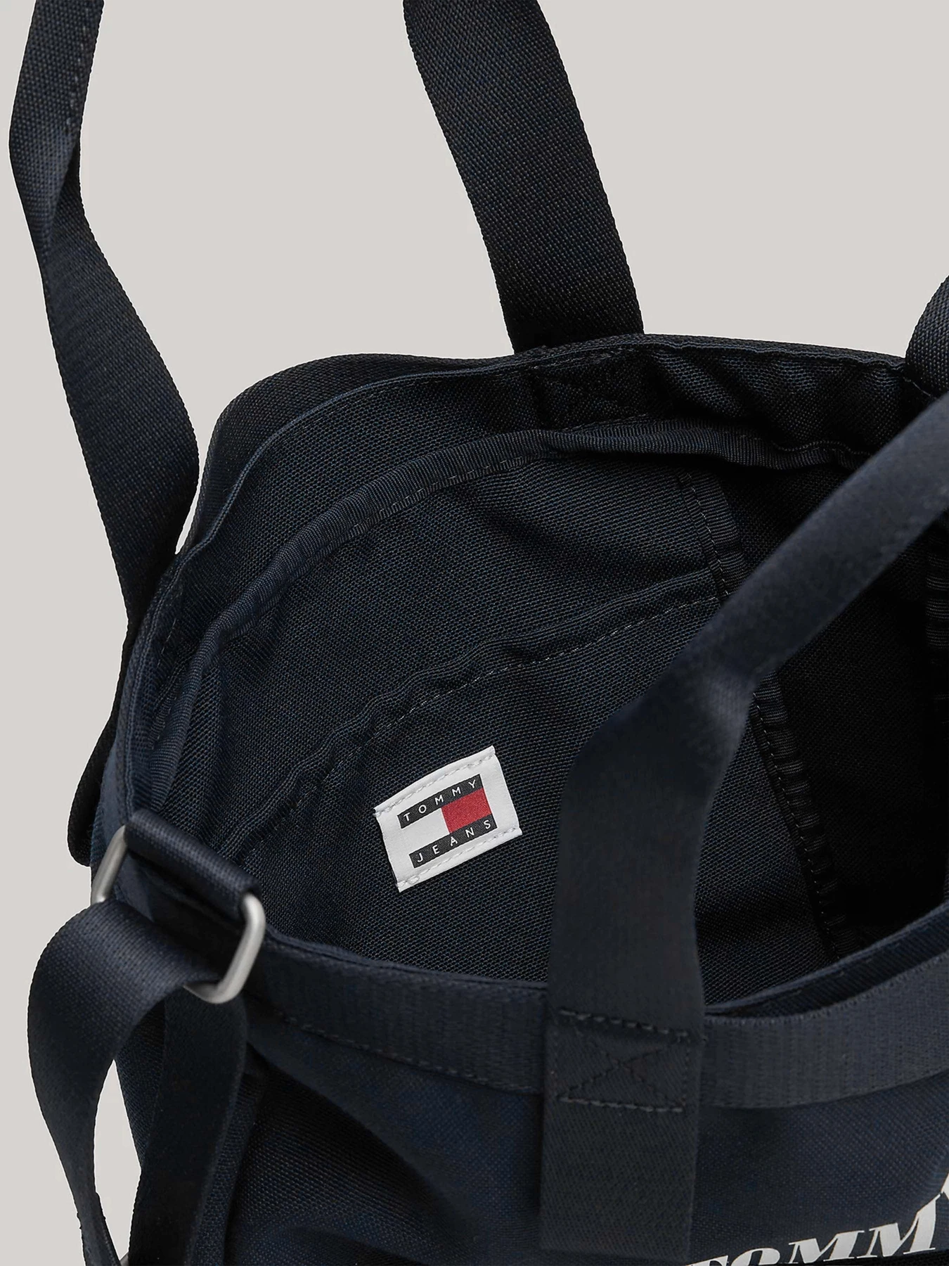 Сумки Tommy Hilfiger модель AW0AW16217-C1G Сумки Tommy Hilfiger модель AW0AW16217-C1G Фото