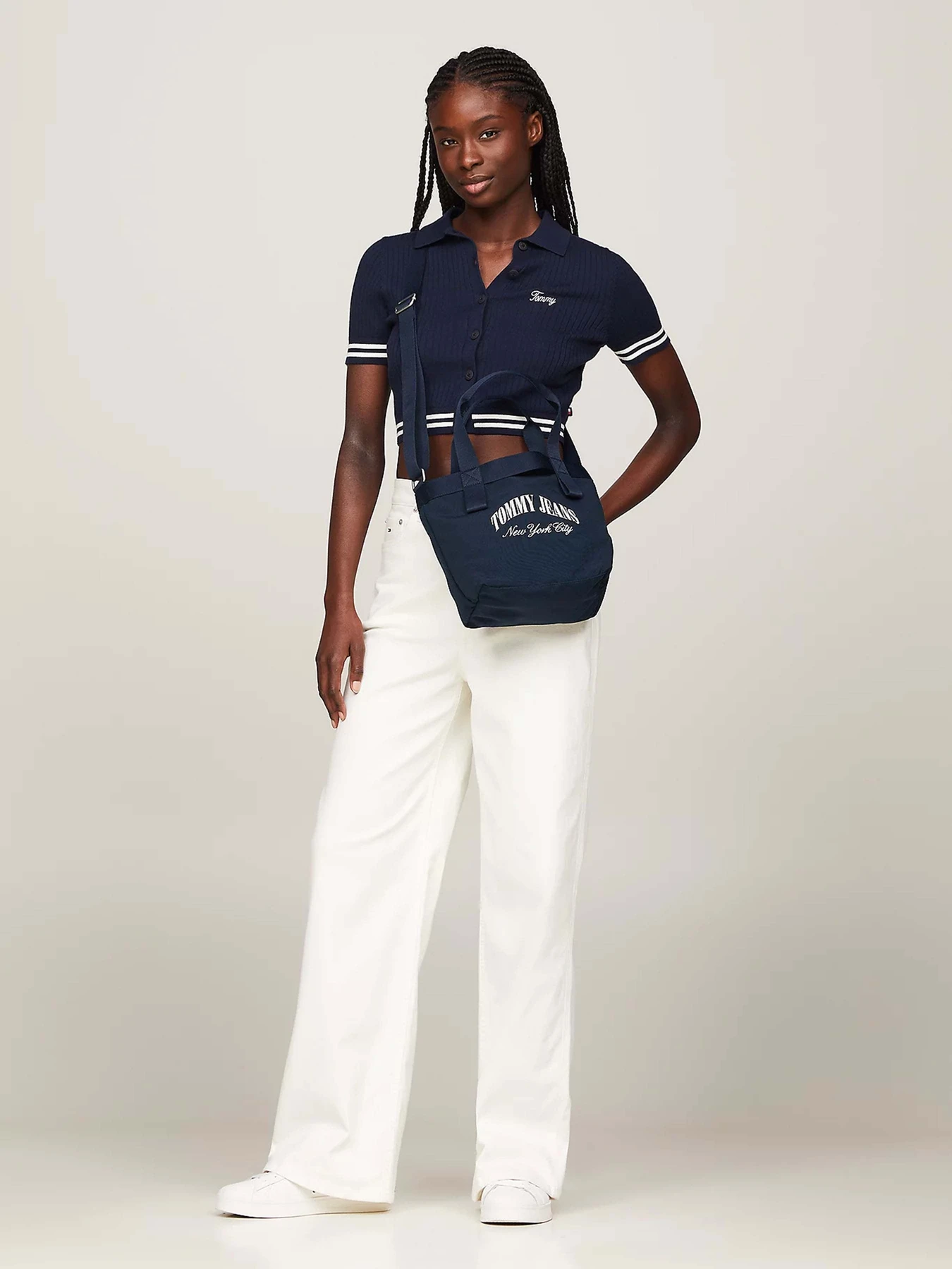 Сумки Tommy Hilfiger модель AW0AW16217-C1G Сумки Tommy Hilfiger модель AW0AW16217-C1G Фото