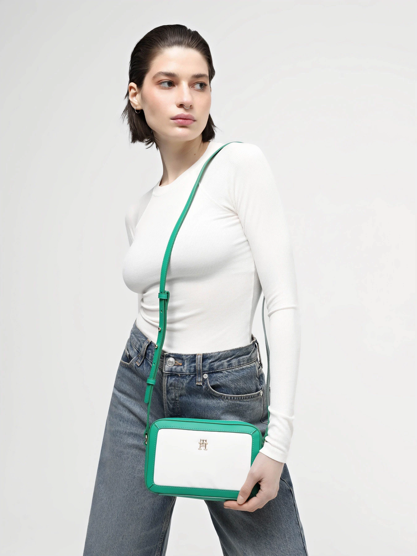Сумки Tommy Hilfiger модель AW0AW16428-0K4 Сумки Tommy Hilfiger модель AW0AW16428-0K4 Фото