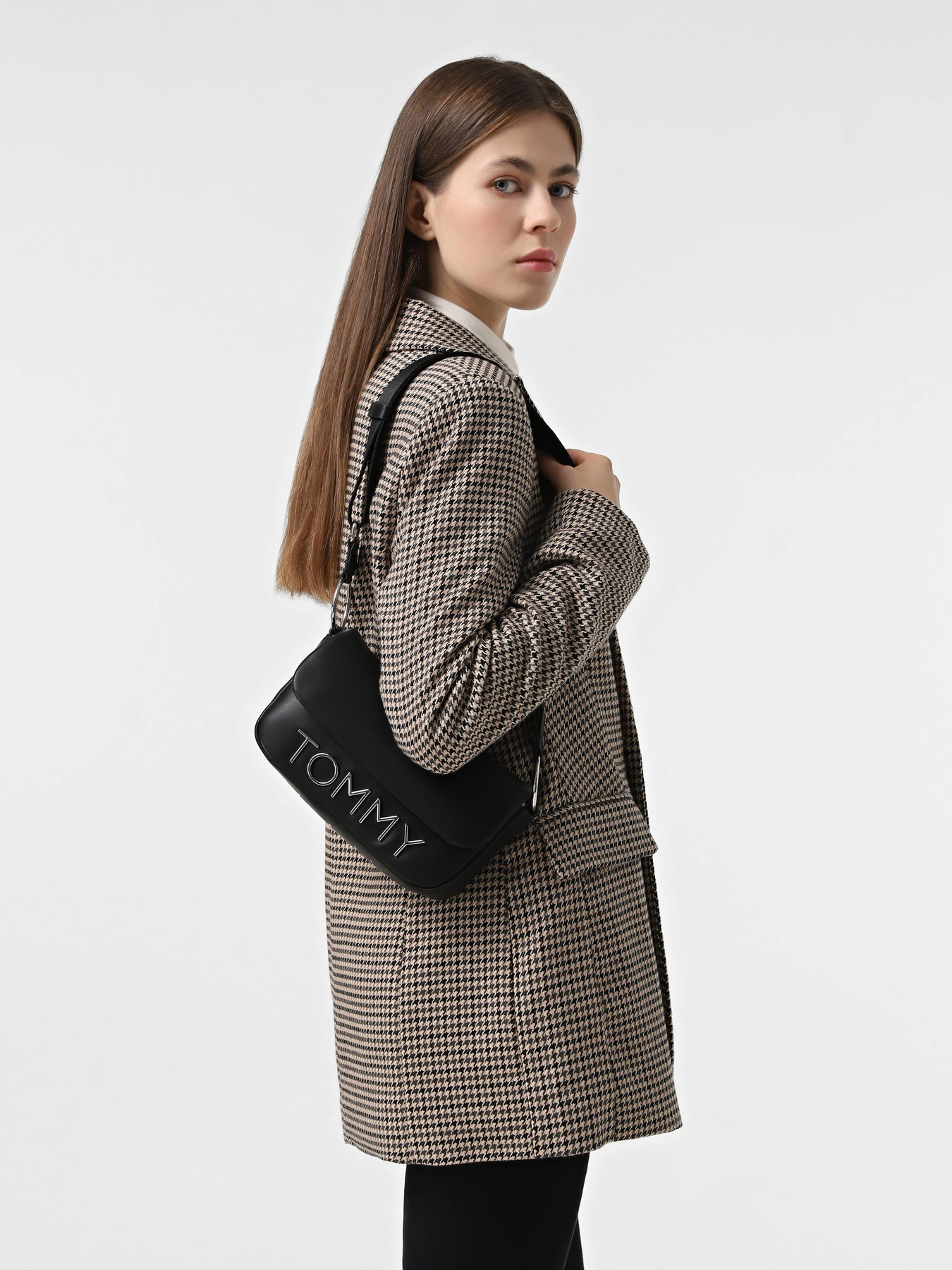 Сумки Tommy Hilfiger модель AW0AW16258-BDS Сумки Tommy Hilfiger модель AW0AW16258-BDS Фото
