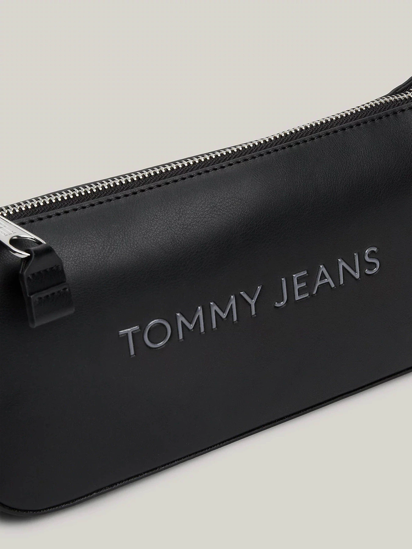 Сумки Tommy Hilfiger модель AW0AW16270-BDS Сумки Tommy Hilfiger модель AW0AW16270-BDS Фото