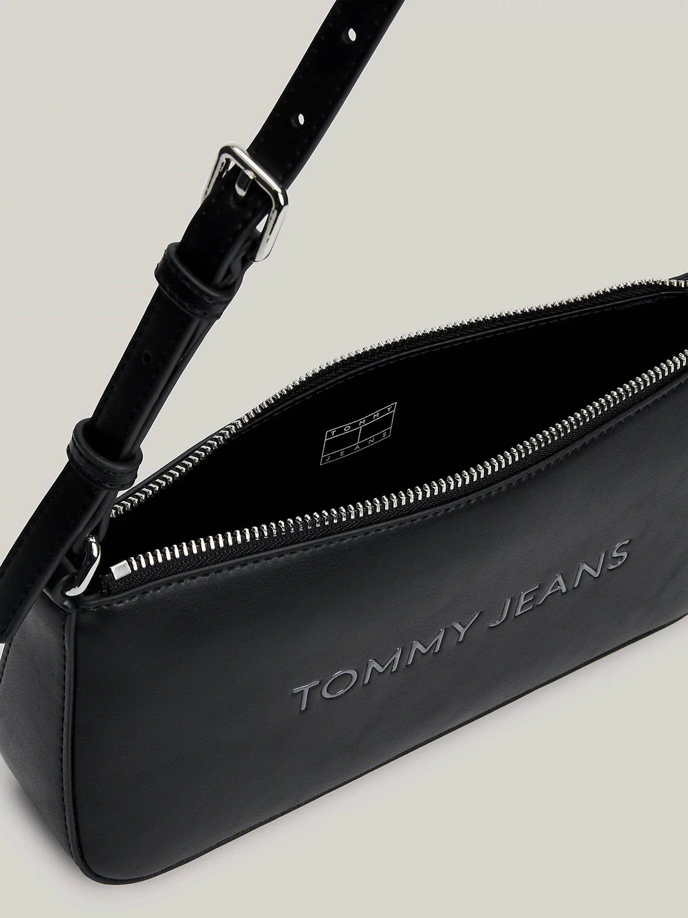 Сумки Tommy Hilfiger модель AW0AW16270-BDS Сумки Tommy Hilfiger модель AW0AW16270-BDS Фото