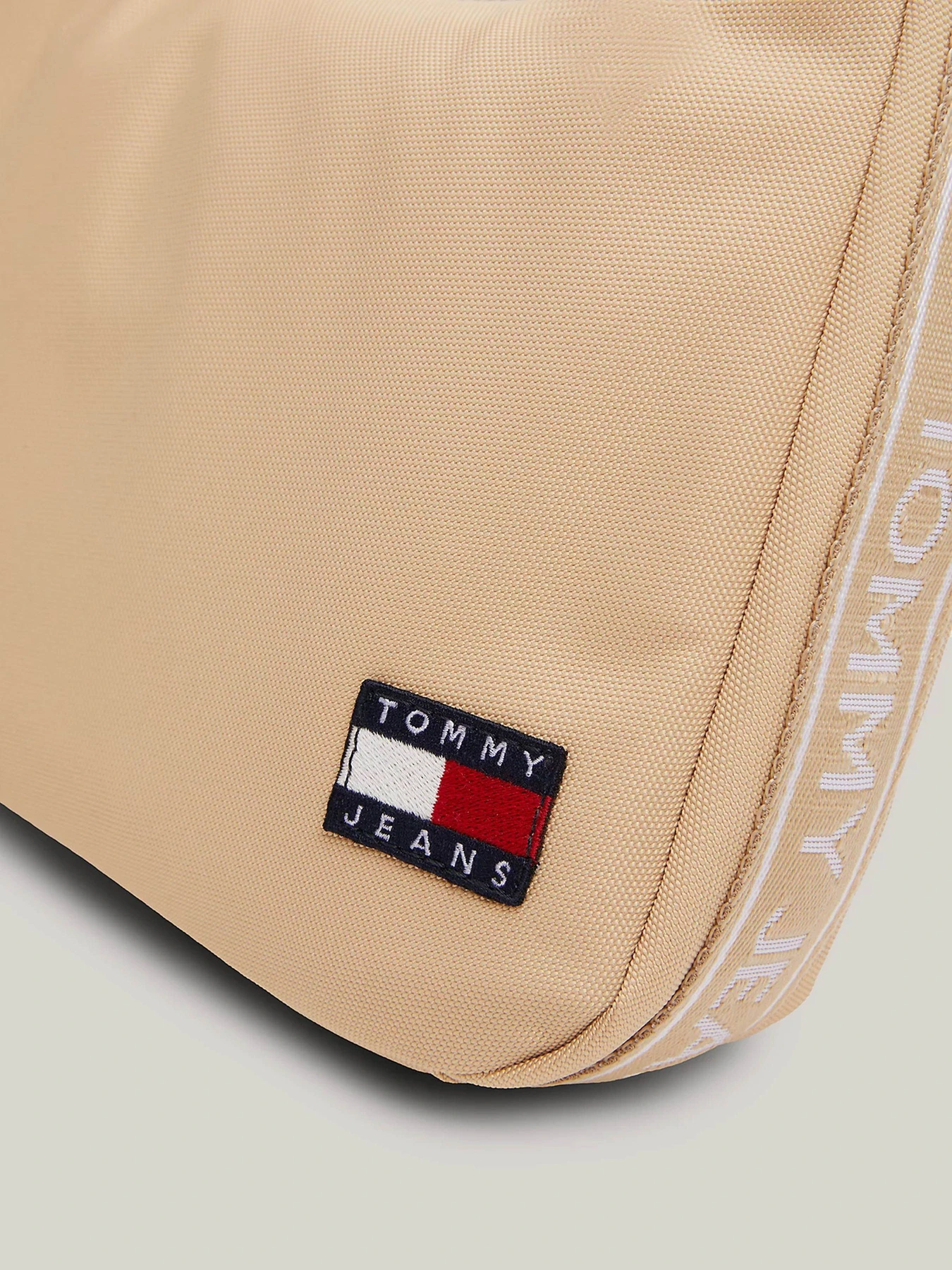 Сумки Tommy Hilfiger модель AW0AW16276-AB9 Сумки Tommy Hilfiger модель AW0AW16276-AB9 Фото