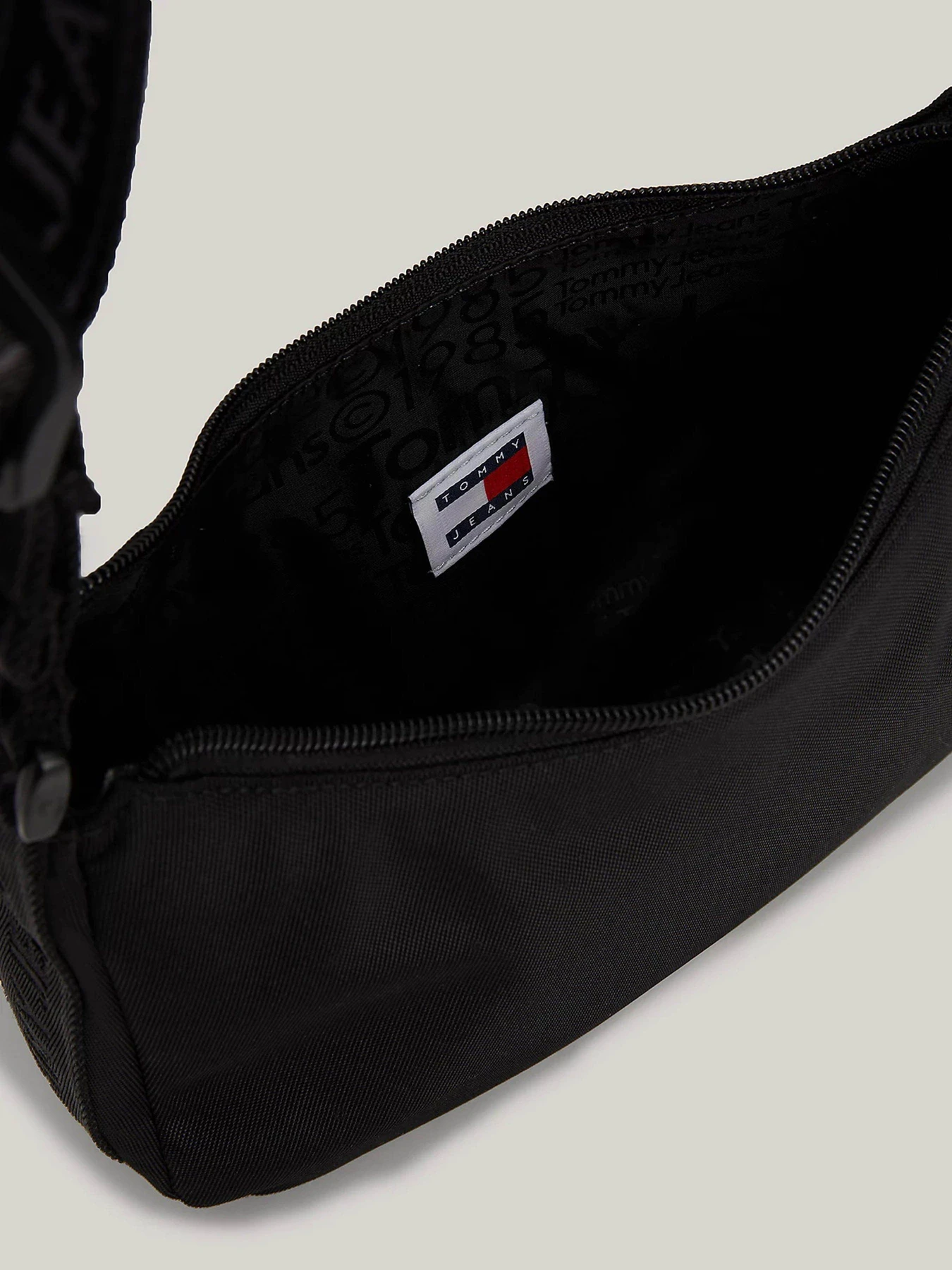 Сумки Tommy Hilfiger модель AW0AW16276-BDS Фото