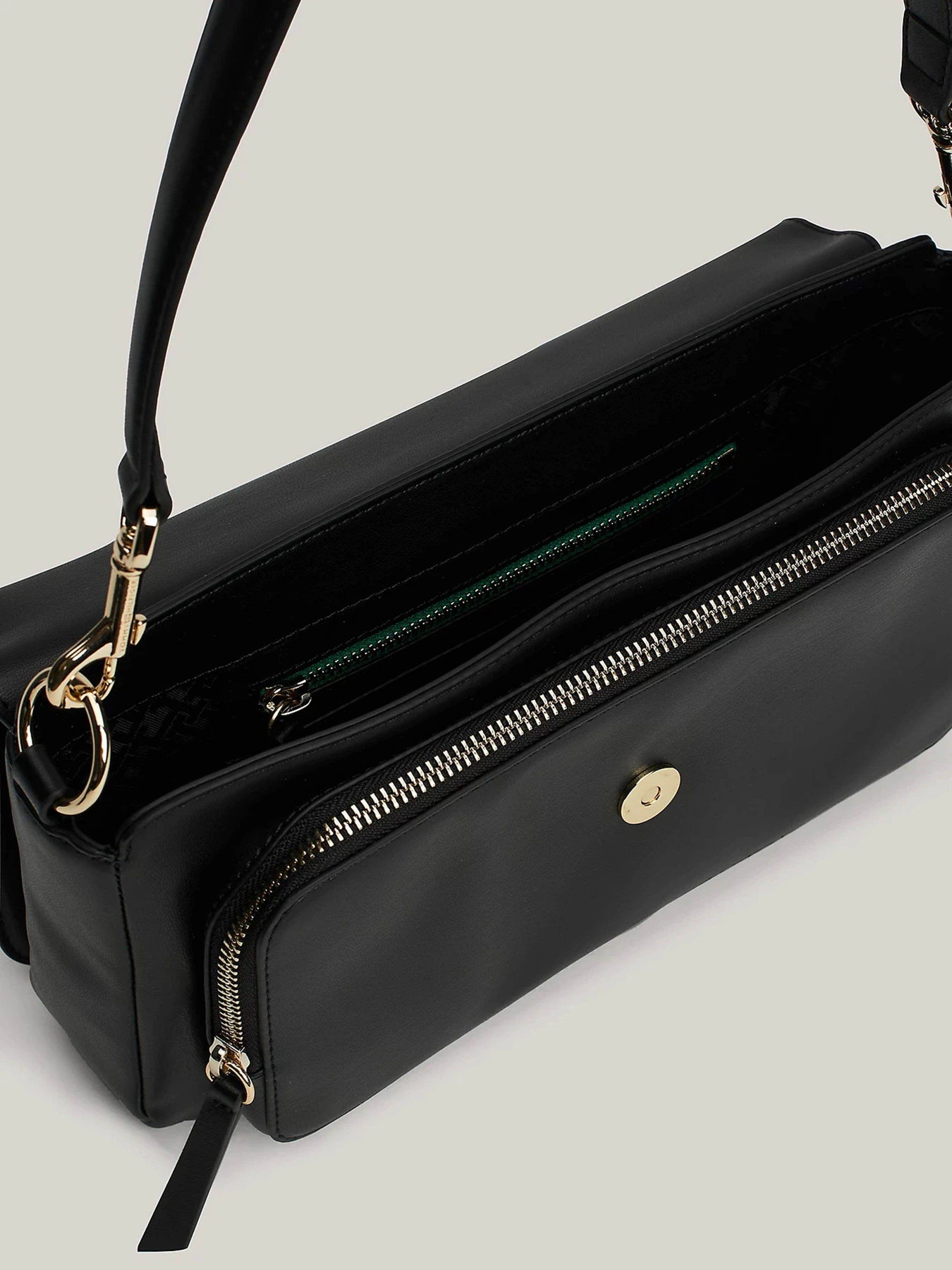 Сумки Tommy Hilfiger модель AW0AW16286-BDS Сумки Tommy Hilfiger модель AW0AW16286-BDS Фото