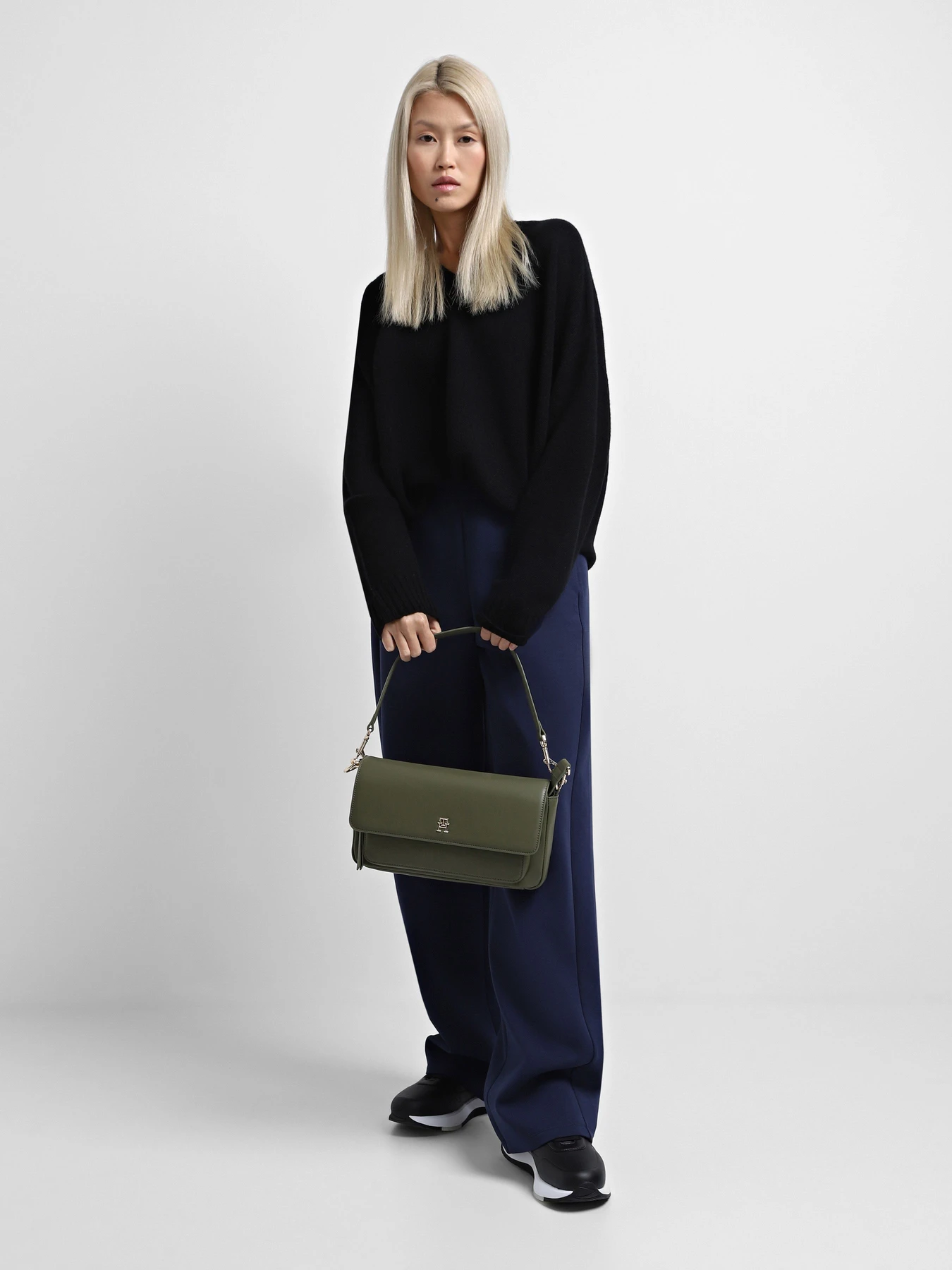 Сумки Tommy Hilfiger модель AW0AW16286-MSH Сумки Tommy Hilfiger модель AW0AW16286-MSH Фото