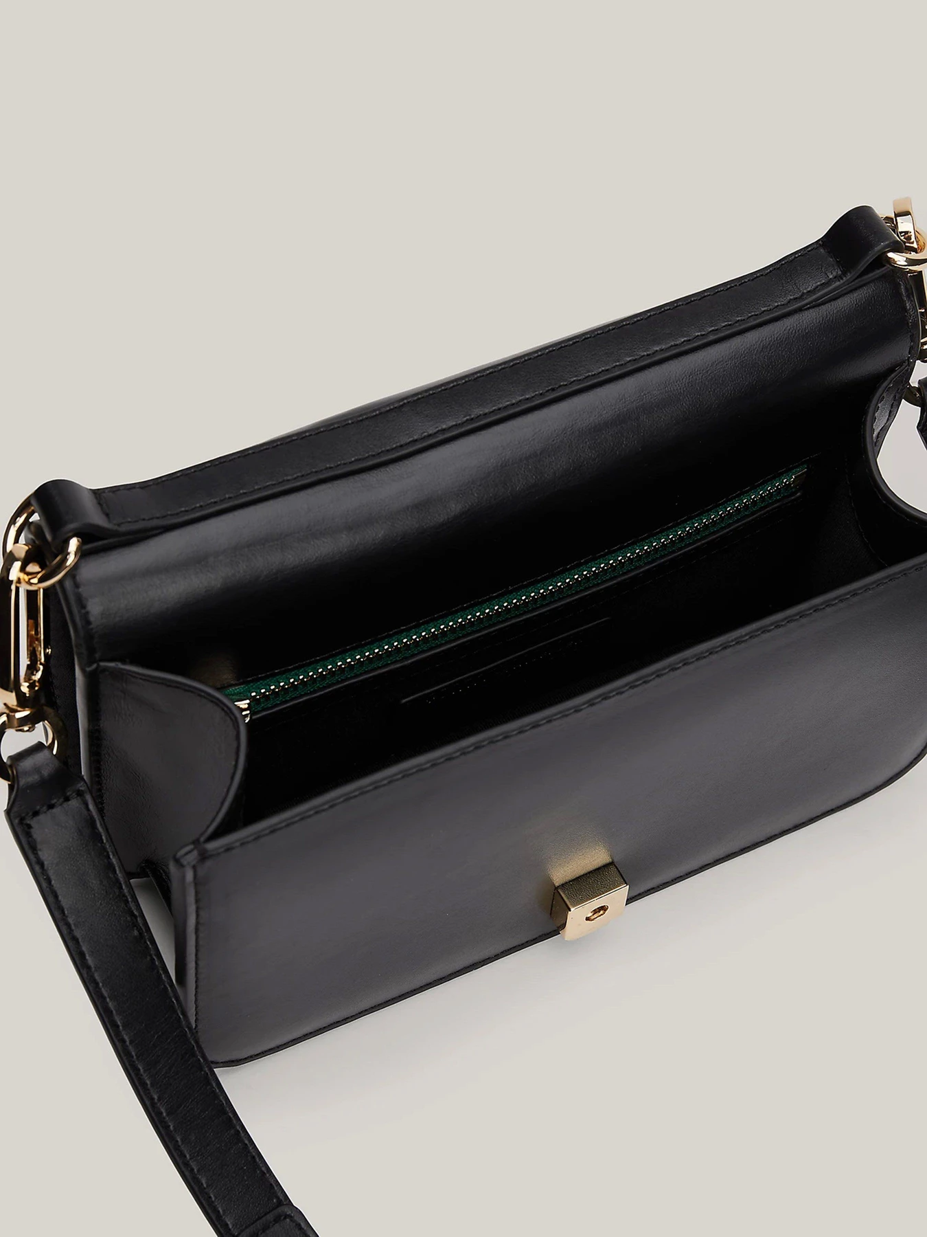 Сумки Tommy Hilfiger модель AW0AW16320-BDS Сумки Tommy Hilfiger модель AW0AW16320-BDS Фото