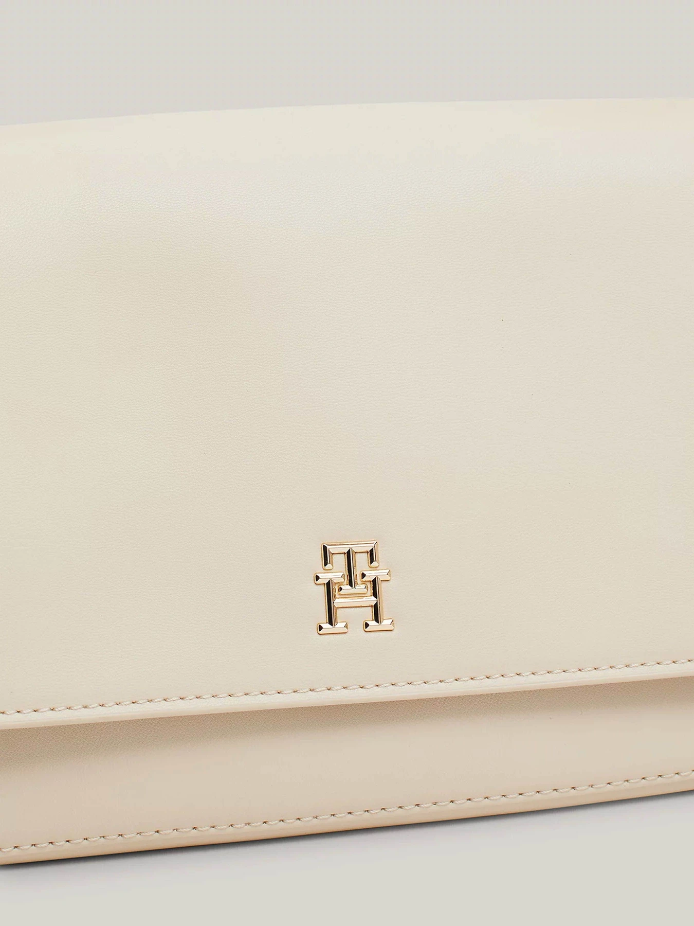 Сумки Tommy Hilfiger модель AW0AW16680-ACI Сумки Tommy Hilfiger модель AW0AW16680-ACI Фото