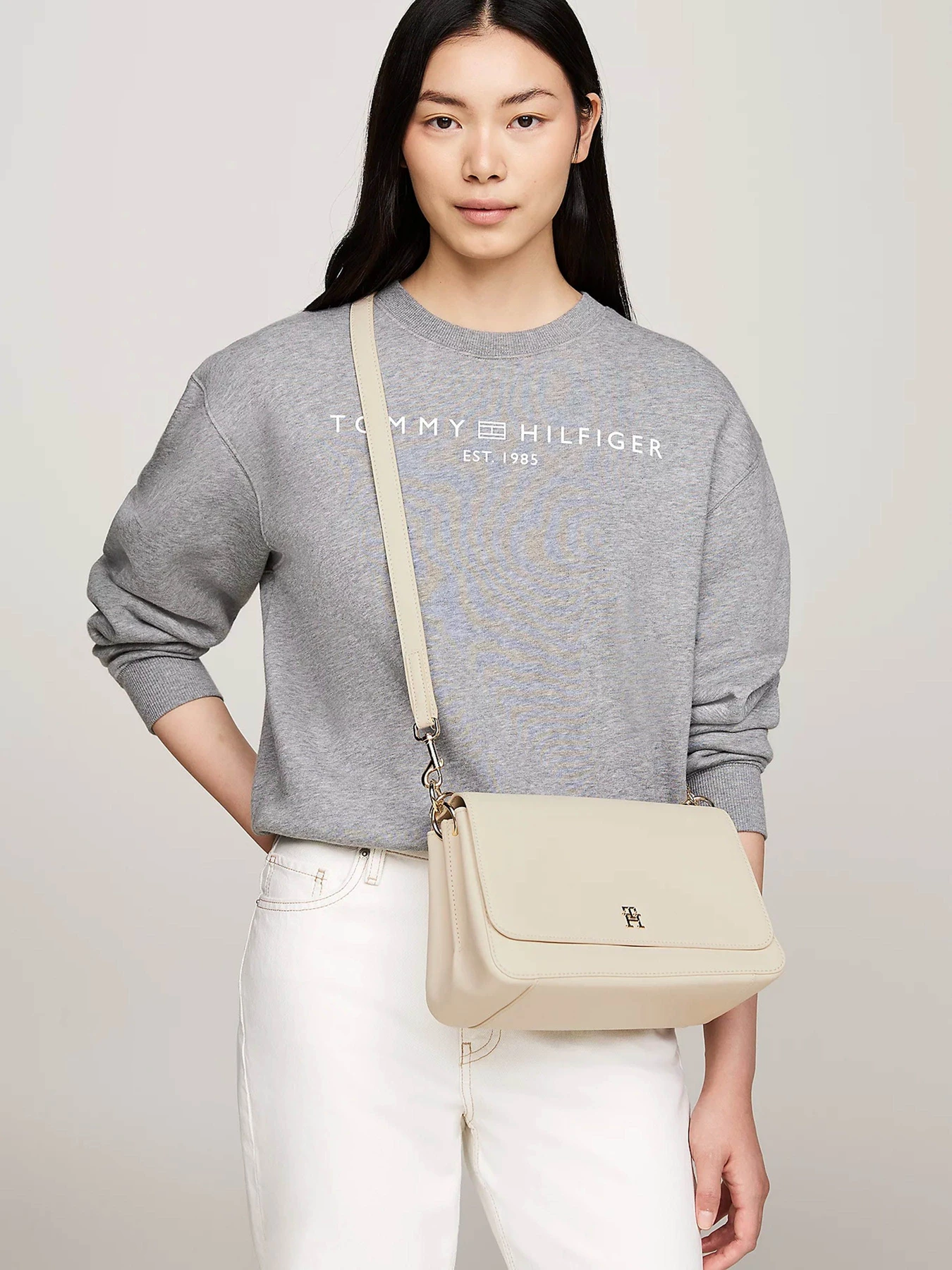 Сумки Tommy Hilfiger модель AW0AW16680-ACI Сумки Tommy Hilfiger модель AW0AW16680-ACI Фото