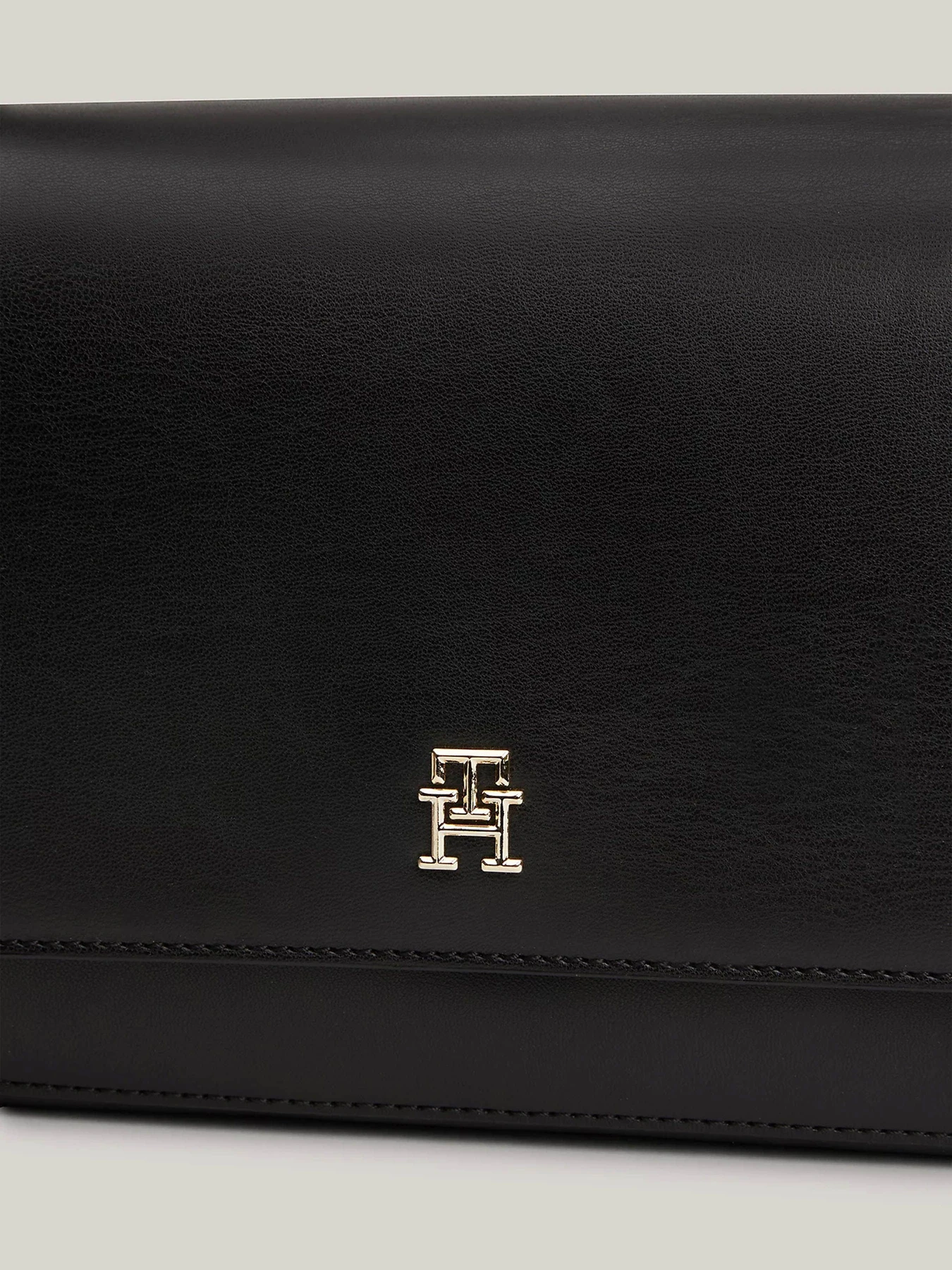 Сумки Tommy Hilfiger модель AW0AW16680-BDS Сумки Tommy Hilfiger модель AW0AW16680-BDS Фото