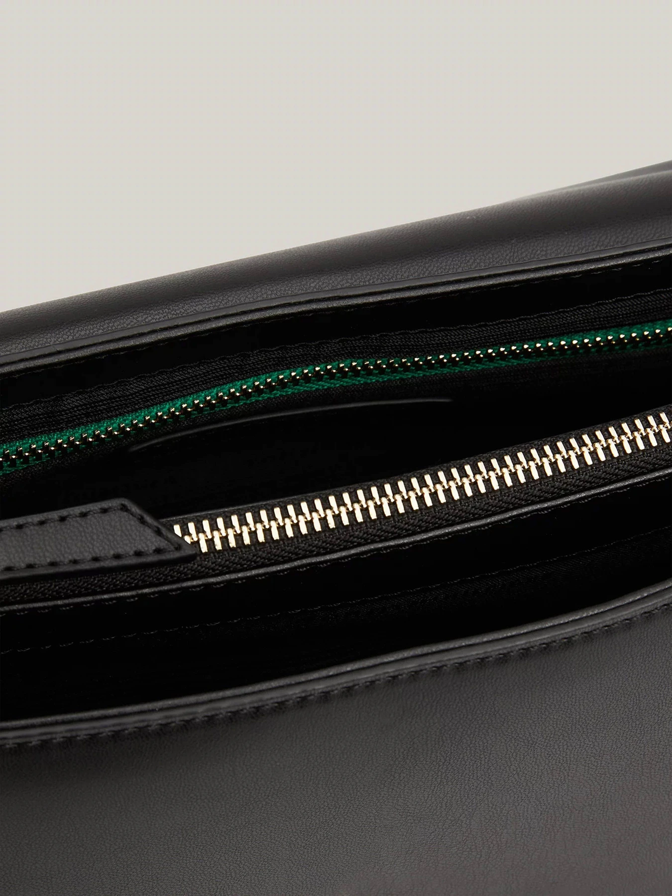 Сумки Tommy Hilfiger модель AW0AW16680-BDS Сумки Tommy Hilfiger модель AW0AW16680-BDS Фото