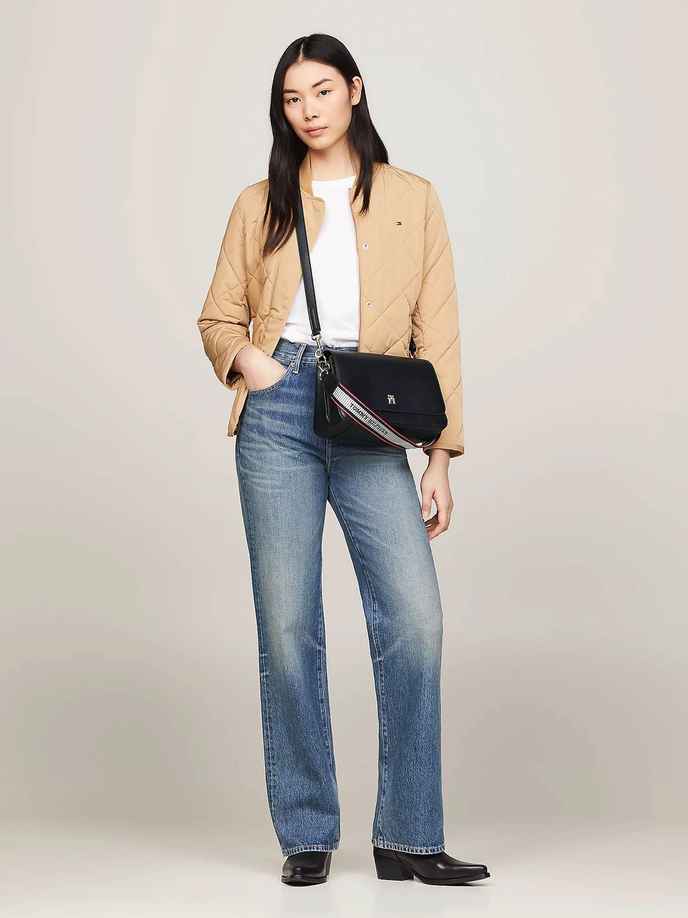 Сумки Tommy Hilfiger модель AW0AW16683-DW6 Сумки Tommy Hilfiger модель AW0AW16683-DW6 Фото