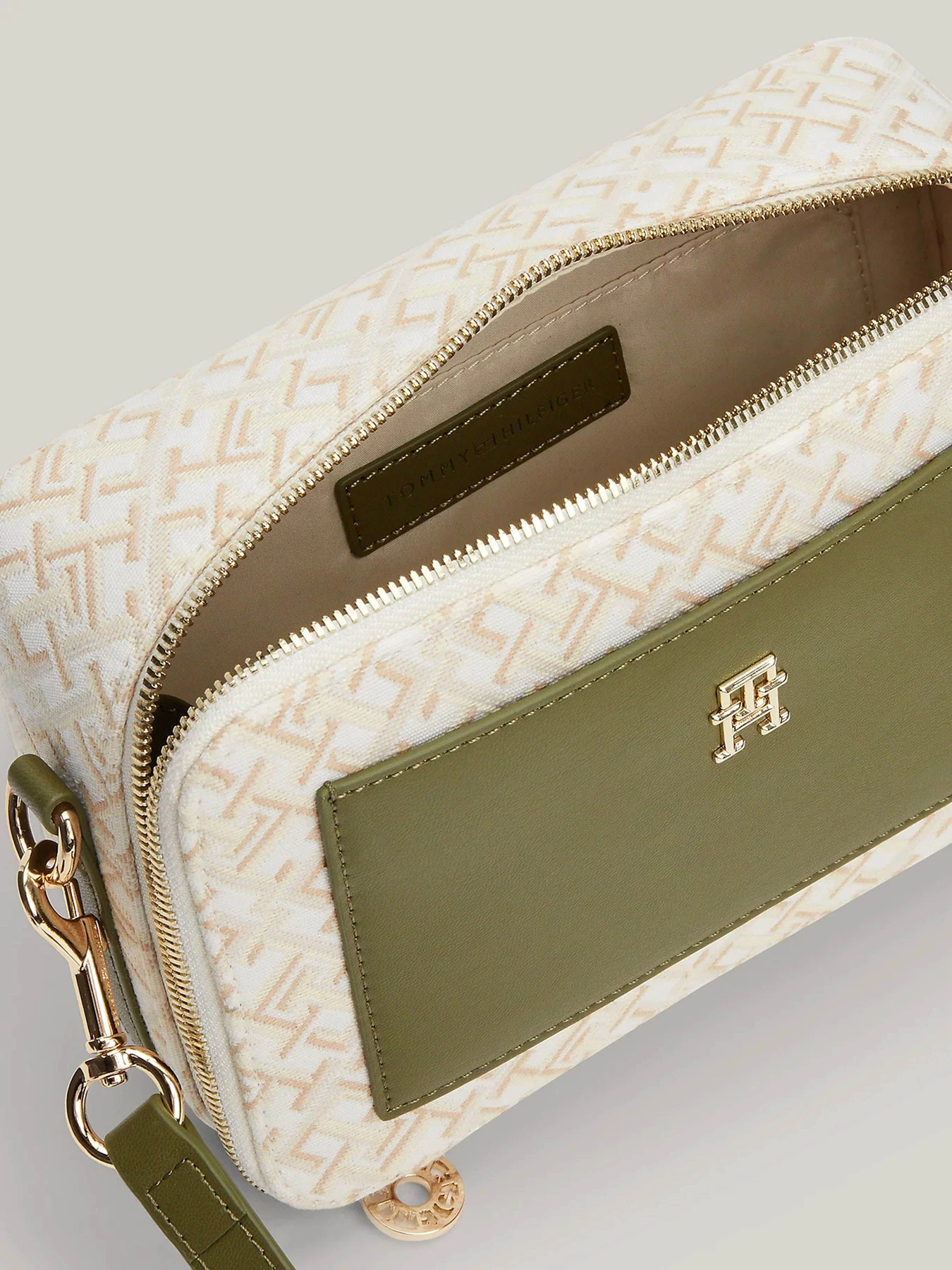 Сумки Tommy Hilfiger модель AW0AW16710-0H7 Сумки Tommy Hilfiger модель AW0AW16710-0H7 Фото
