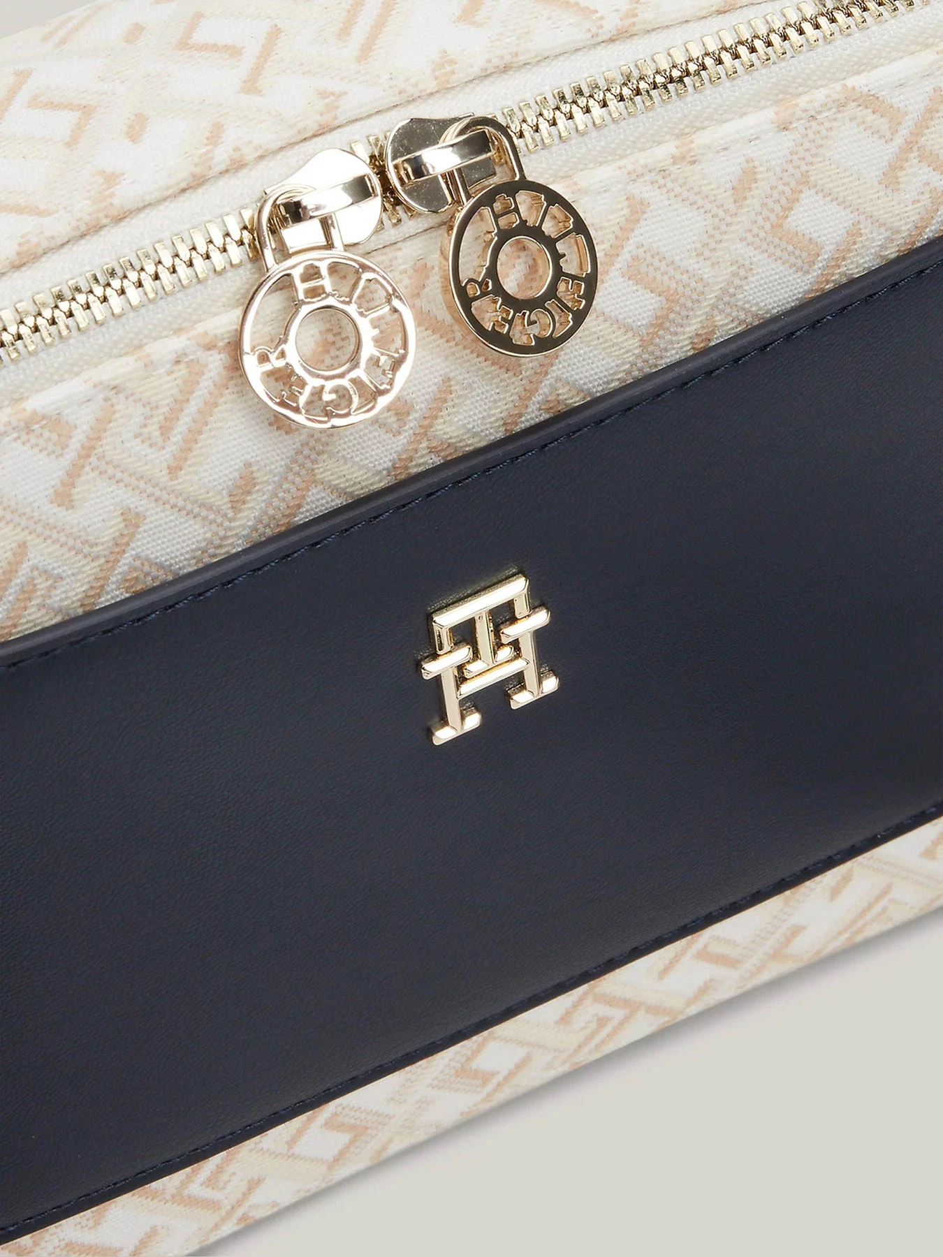 Сумки Tommy Hilfiger модель AW0AW16710-DW6 Сумки Tommy Hilfiger модель AW0AW16710-DW6 Фото