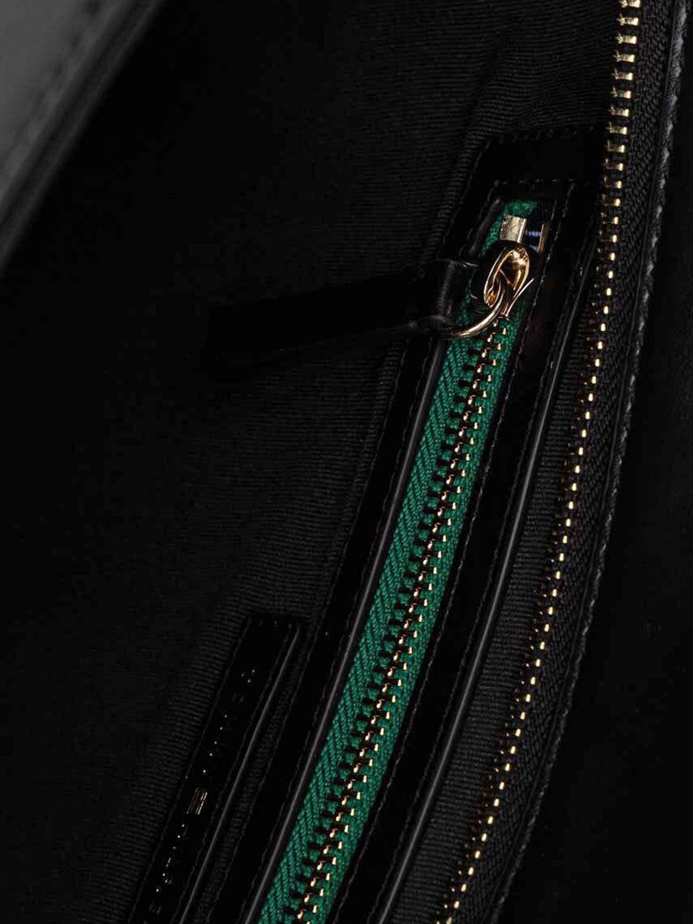 Сумки Tommy Hilfiger модель AW0AW16315-BDS Сумки Tommy Hilfiger модель AW0AW16315-BDS Фото