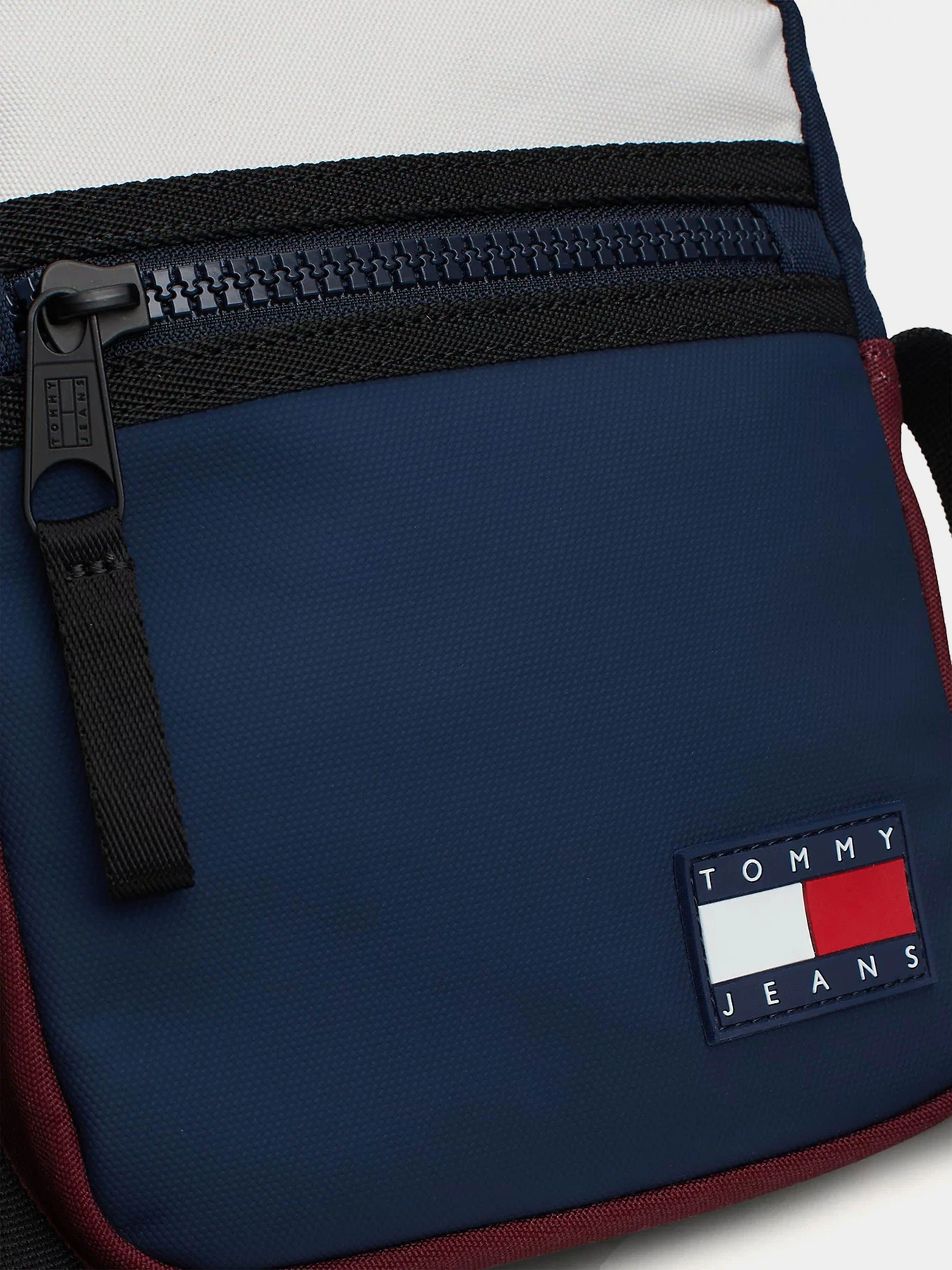 Сумки Tommy Hilfiger модель AM0AM12614-0GY Сумки Tommy Hilfiger модель AM0AM12614-0GY Фото