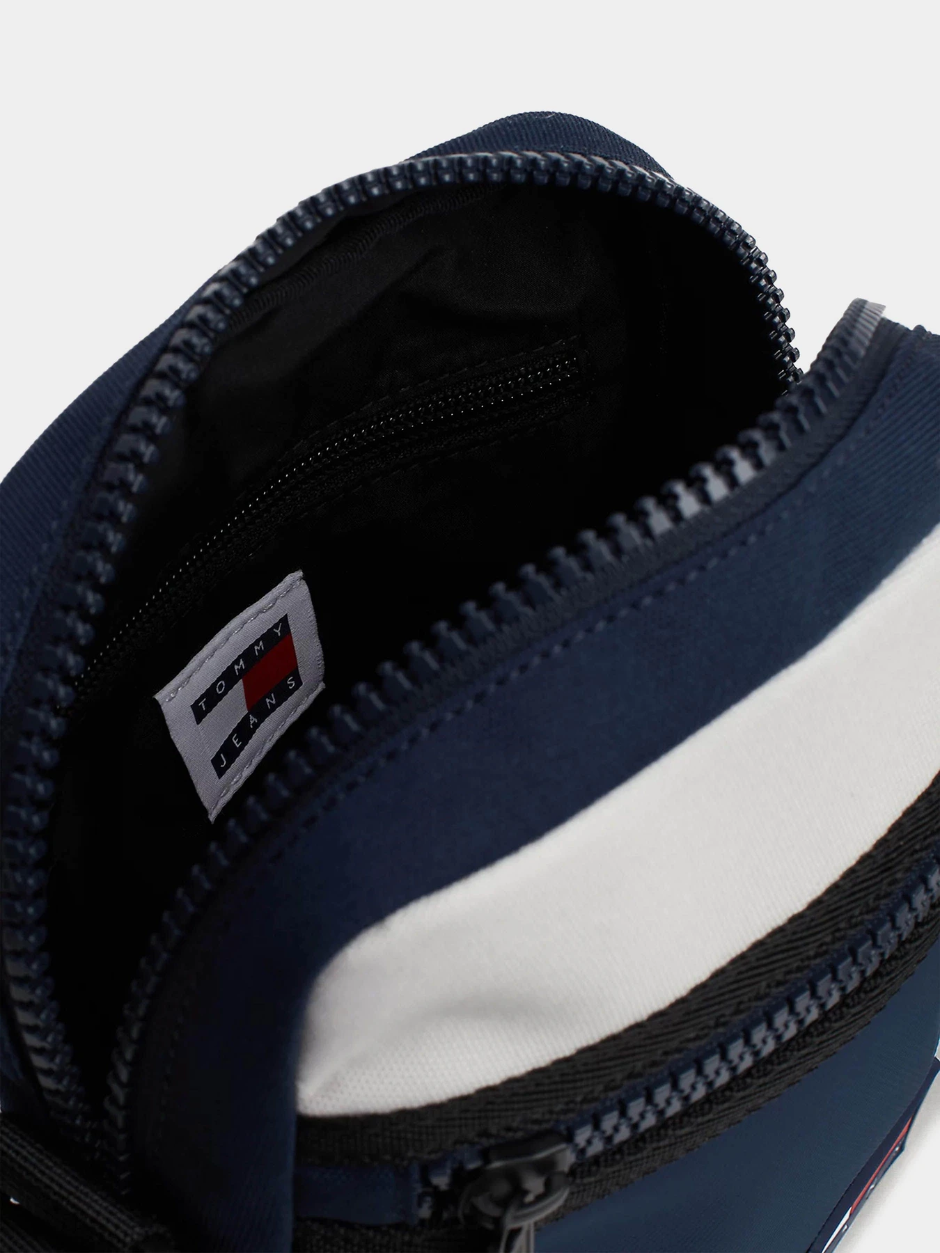 Сумки Tommy Hilfiger модель AM0AM12614-0GY Сумки Tommy Hilfiger модель AM0AM12614-0GY Фото