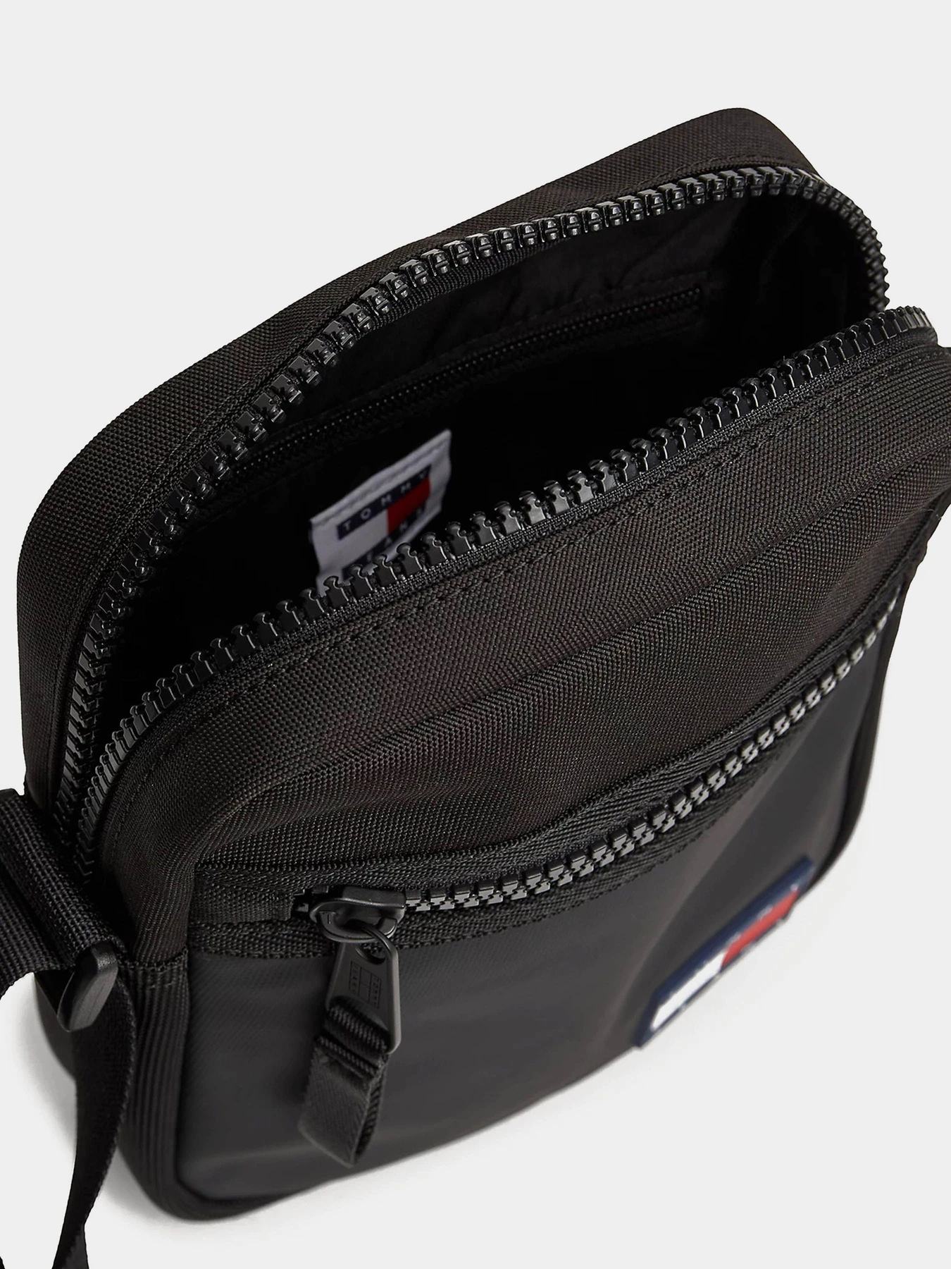 Сумки Tommy Hilfiger модель AM0AM12614-BDS Сумки Tommy Hilfiger модель AM0AM12614-BDS Фото