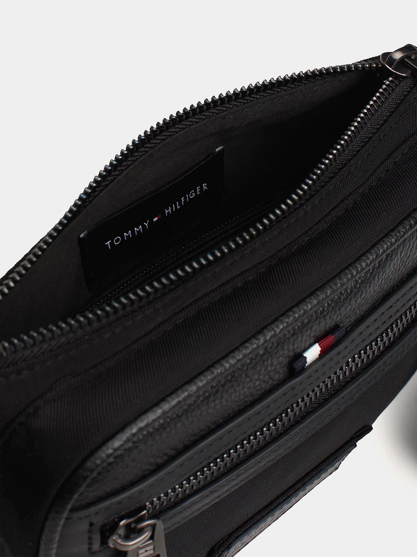 Сумки Tommy Hilfiger модель AM0AM12700-BDS Сумки Tommy Hilfiger модель AM0AM12700-BDS Фото