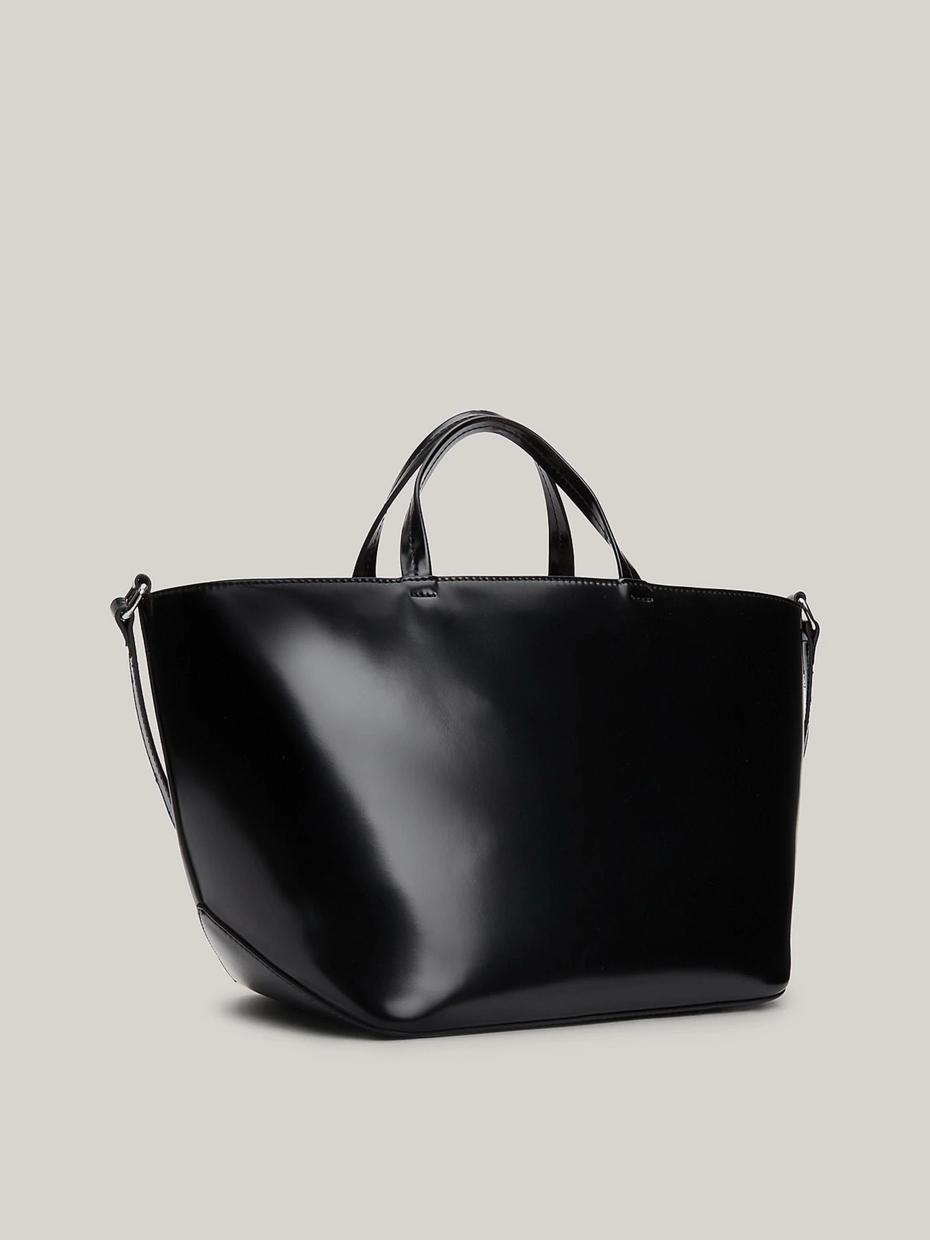 Сумки Tommy Hilfiger модель AW0AW16268-BDS Сумки Tommy Hilfiger модель AW0AW16268-BDS Фото