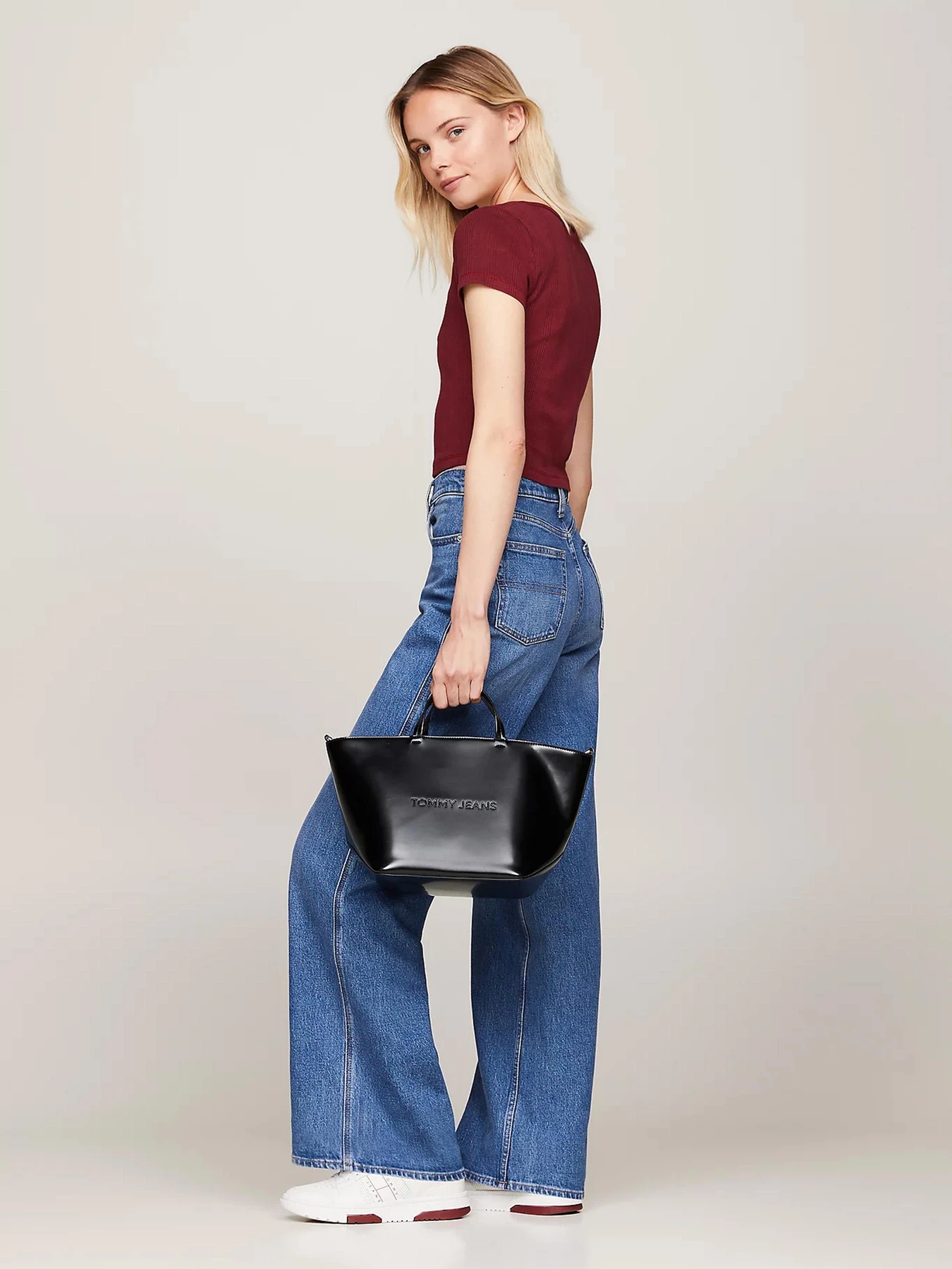 Сумки Tommy Hilfiger модель AW0AW16268-BDS Сумки Tommy Hilfiger модель AW0AW16268-BDS Фото