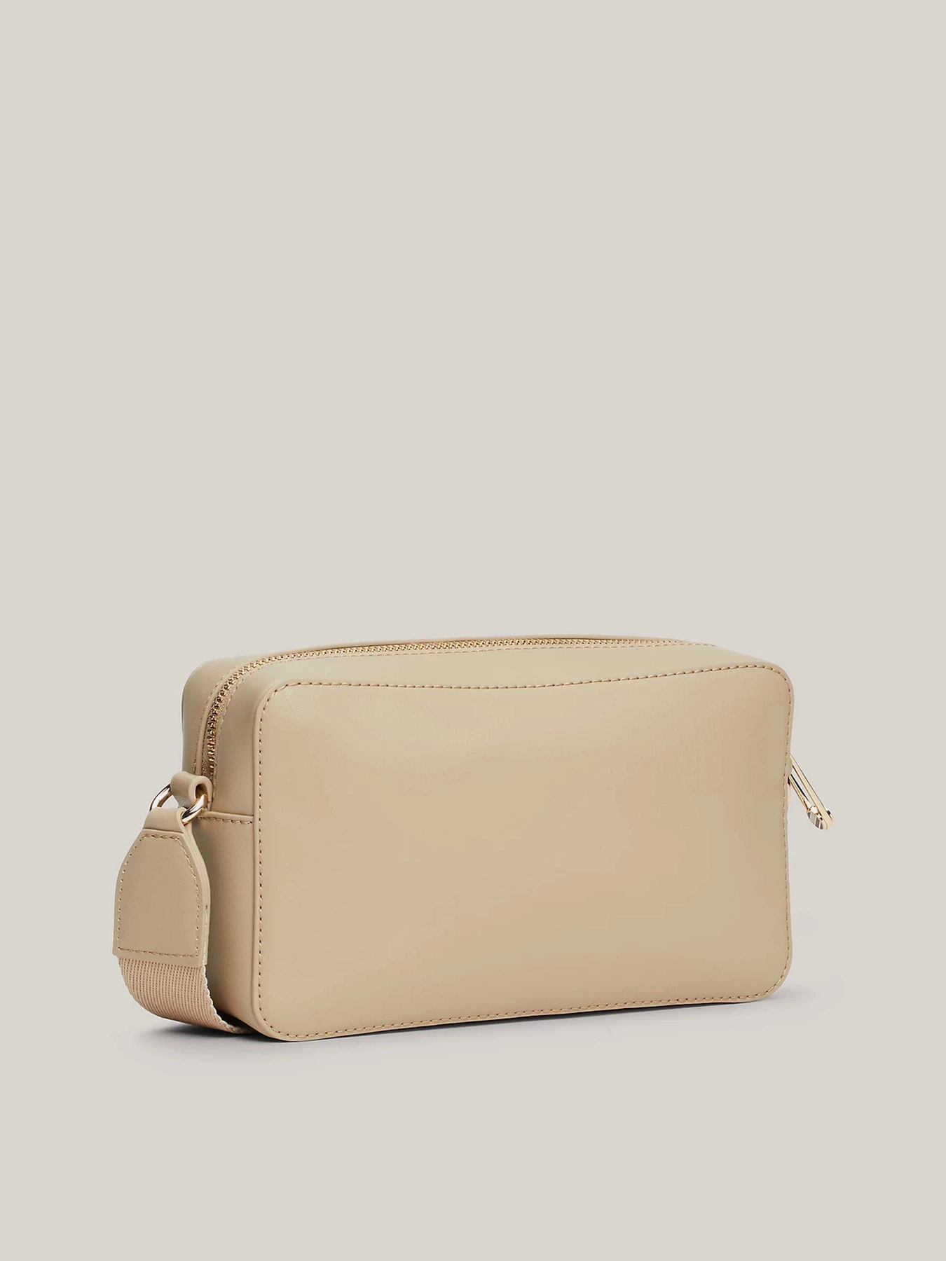 Сумки Tommy Hilfiger модель AW0AW16439-AEG Сумки Tommy Hilfiger модель AW0AW16439-AEG Фото