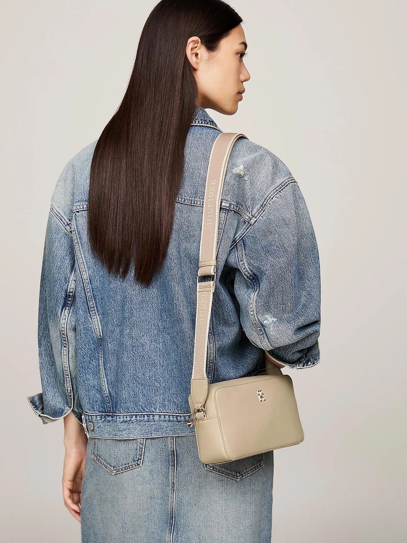 Сумки Tommy Hilfiger модель AW0AW16439-AEG Сумки Tommy Hilfiger модель AW0AW16439-AEG Фото