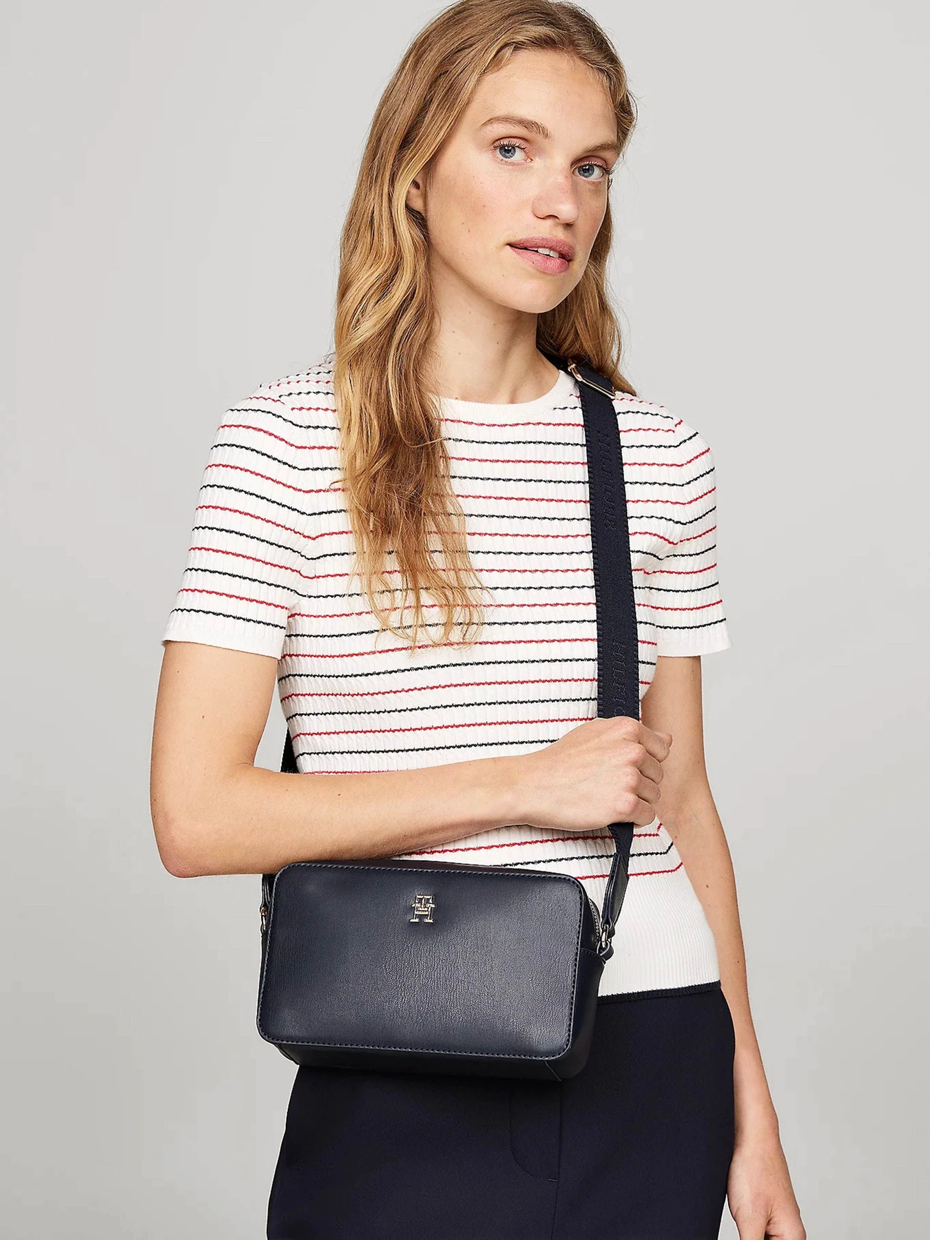 Сумки Tommy Hilfiger модель AW0AW16439-DW6 Сумки Tommy Hilfiger модель AW0AW16439-DW6 Фото
