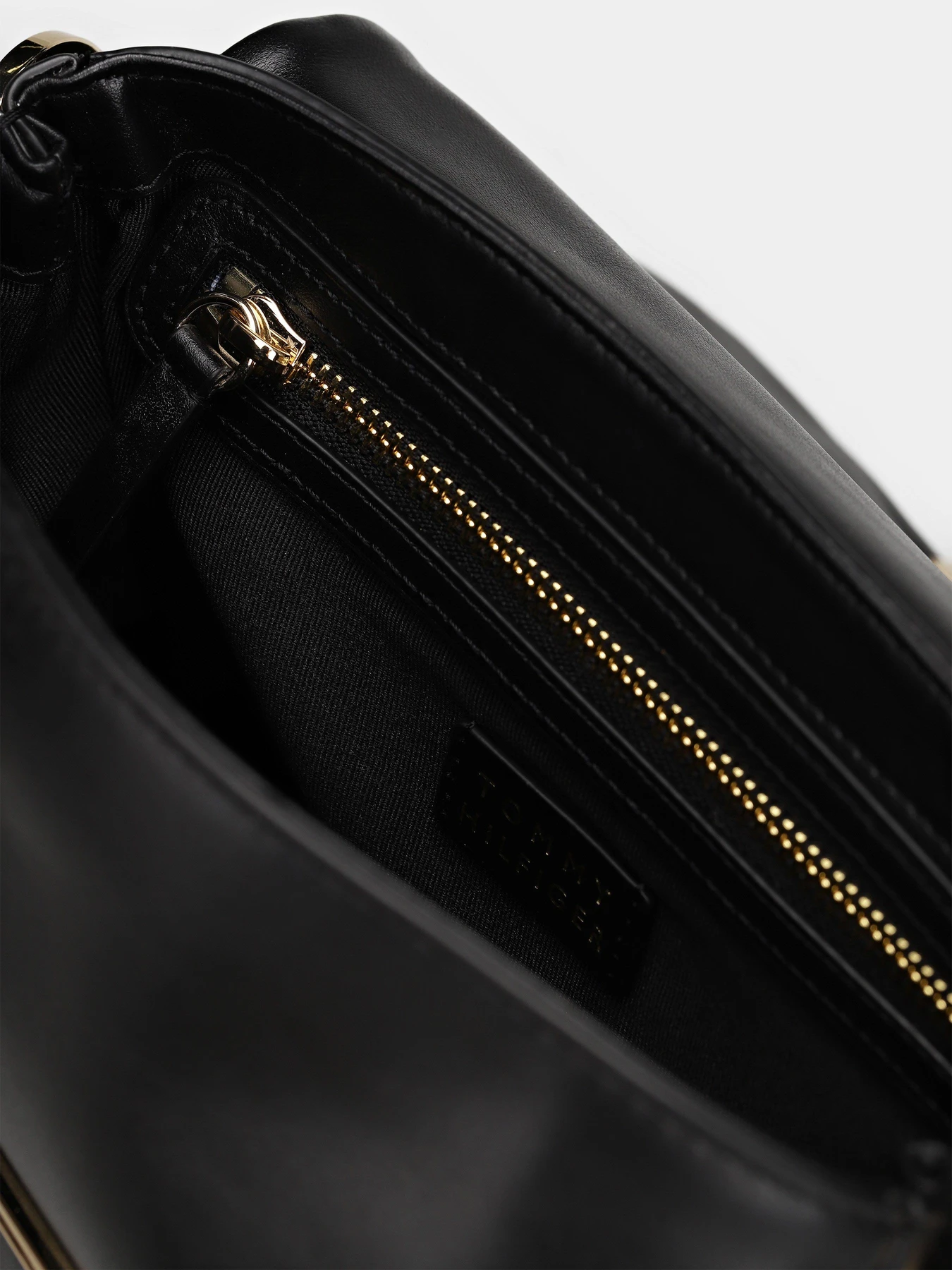 Сумки Tommy Hilfiger модель AW0AW16443-BDS Сумки Tommy Hilfiger модель AW0AW16443-BDS Фото