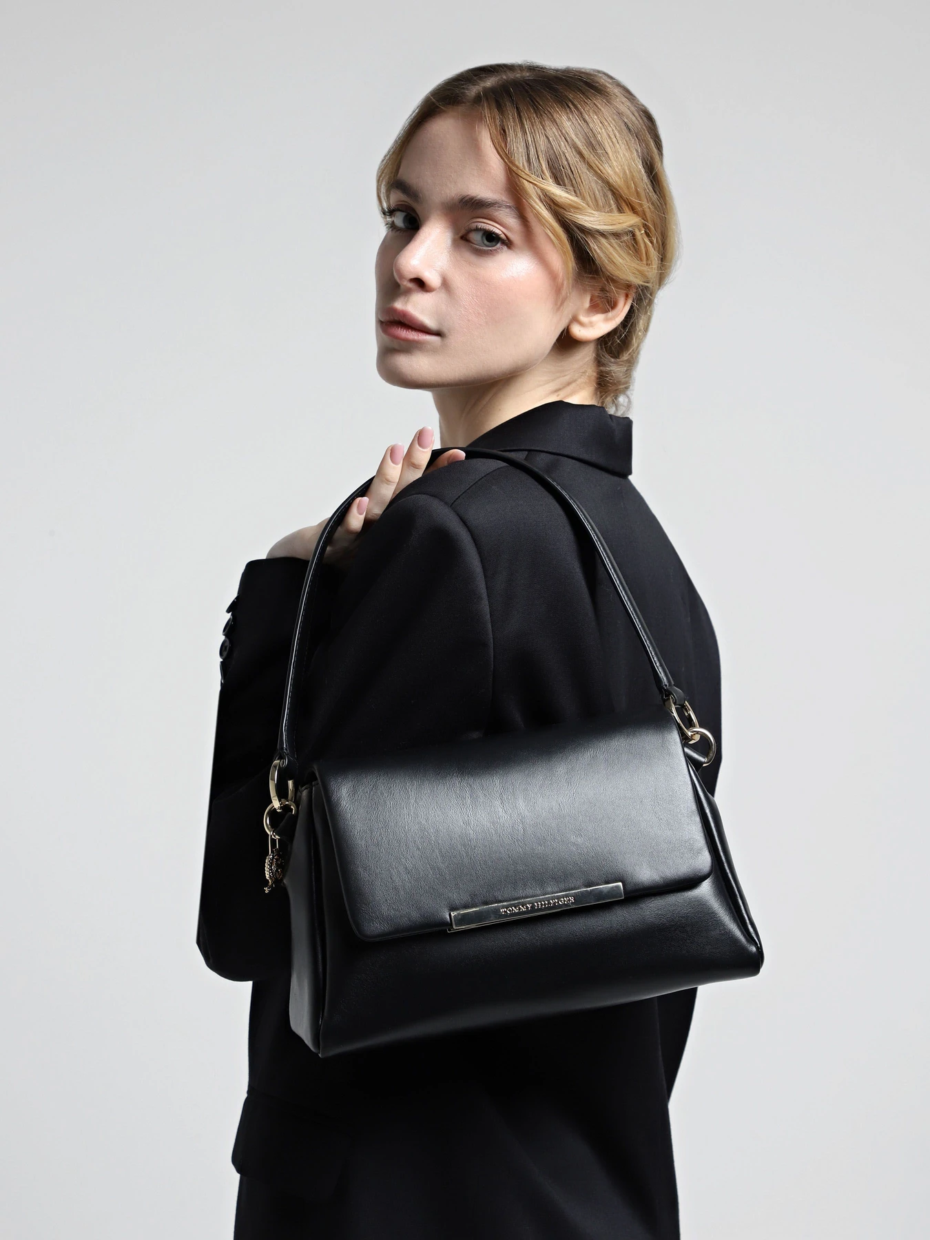 Сумки Tommy Hilfiger модель AW0AW16443-BDS Сумки Tommy Hilfiger модель AW0AW16443-BDS Фото